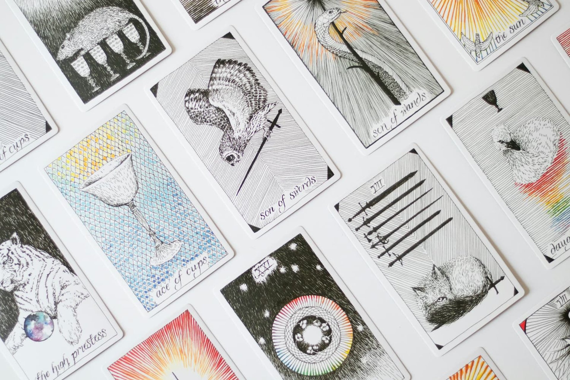 Amber Queen Of Wands tarot reading site hero background