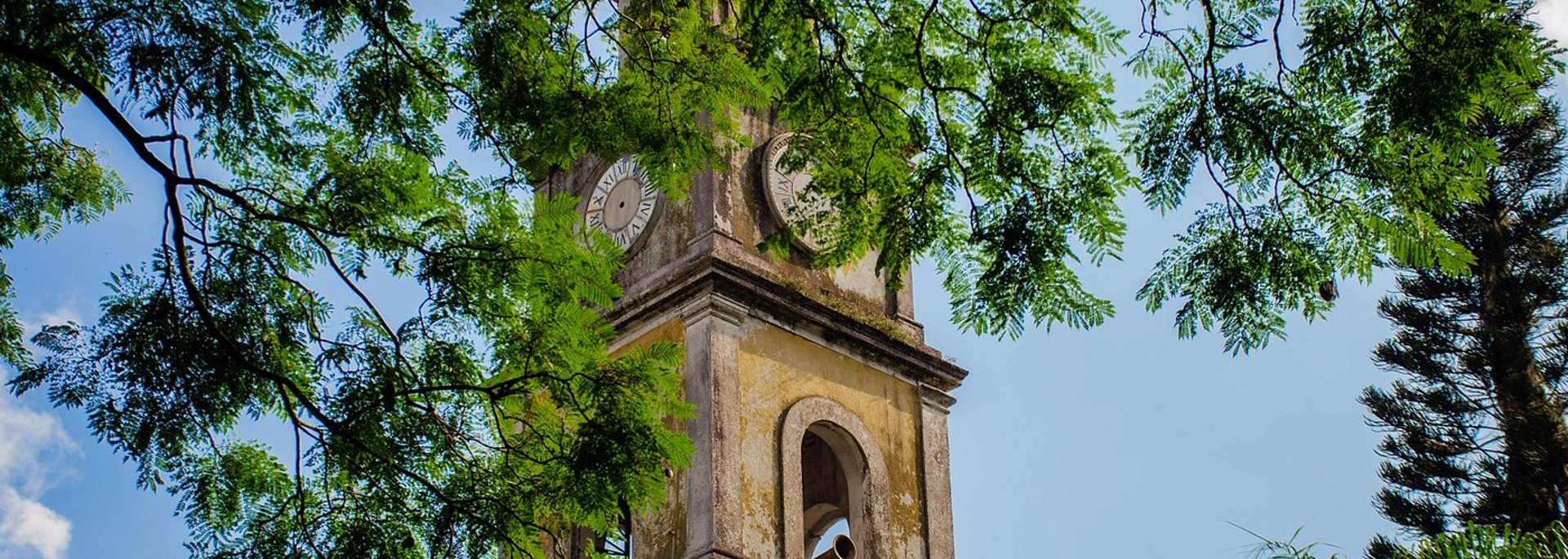 gray computer monitor