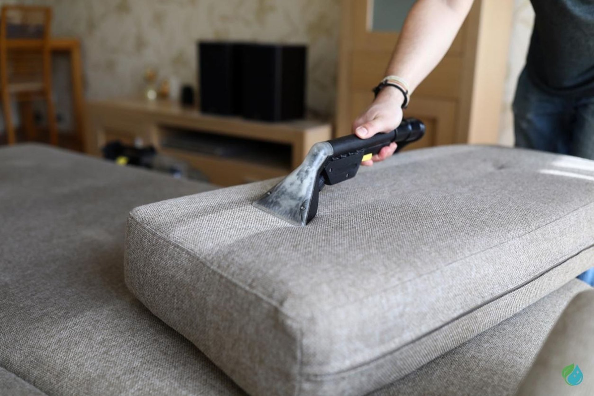 Le nettoyage du coussin de canapé sale nécessite l'utilisation de l'injecteur extracteur professionnel NetT
