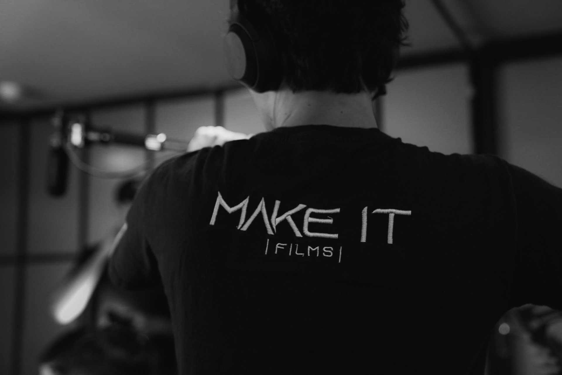 gray computer monitor