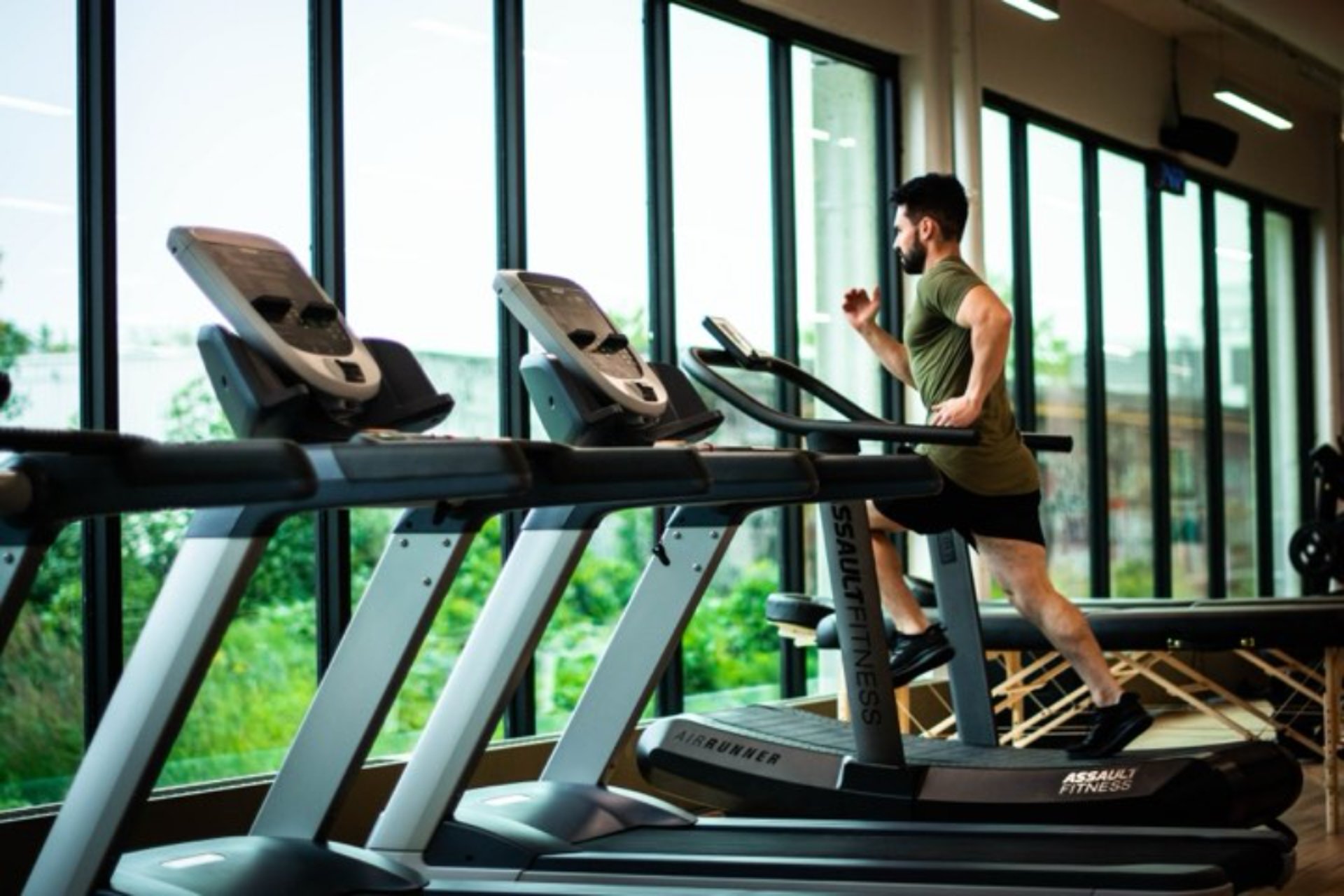 image-salle-gym-tapis-roulant-utilisateur