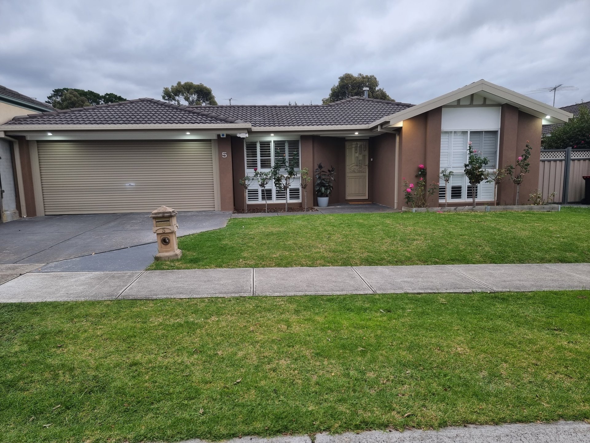 black and brown leather padded tub sofa
