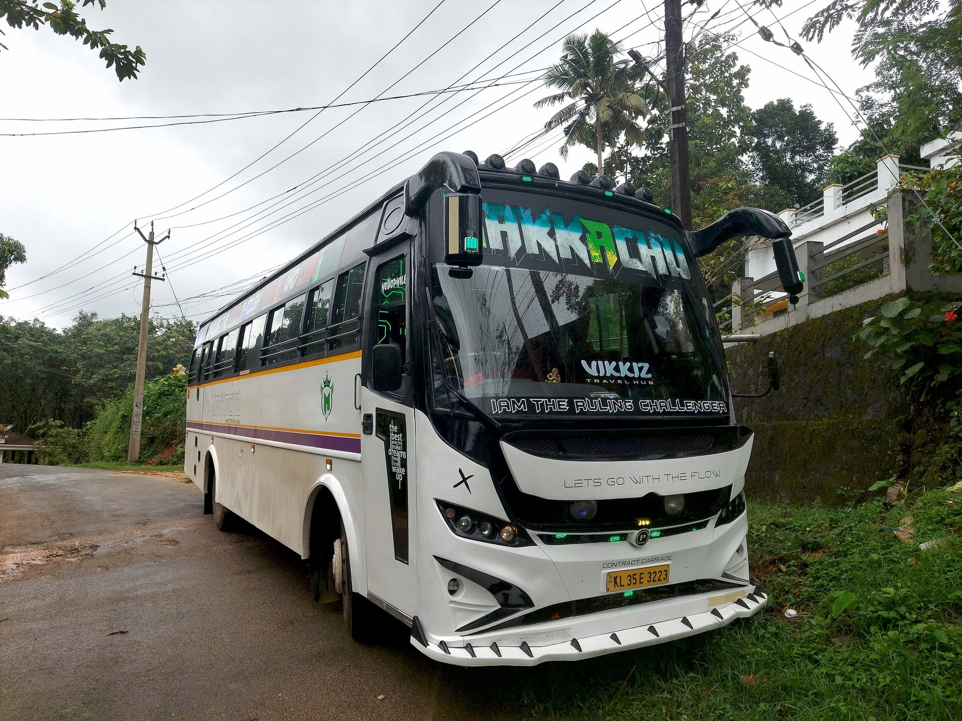 makkachu_kerala_tour_bus