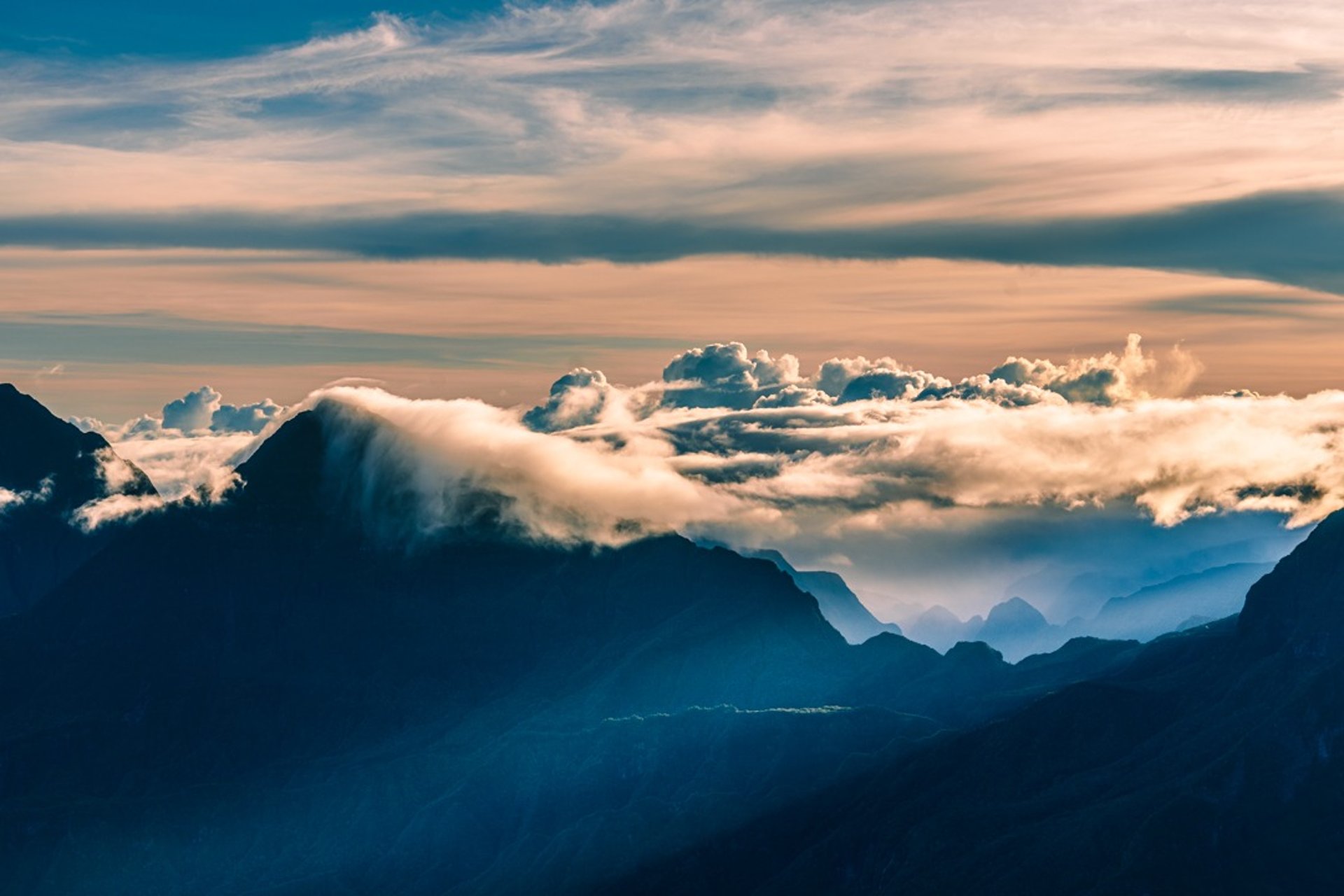 Lever de soleil éclatant surplombant une mer de nuages, offrant un spectacle naturel saisissant