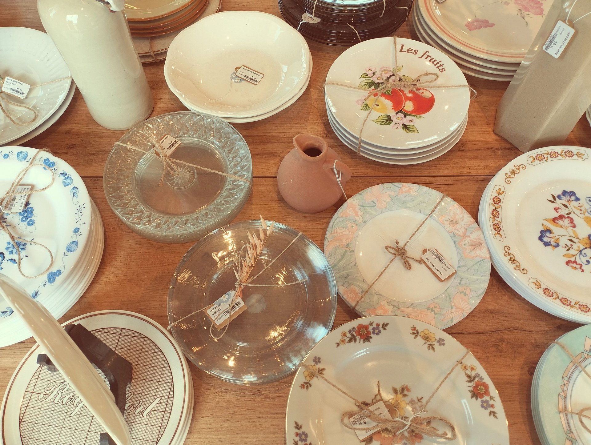 table avec divers lot d'assiettes de tailles et couleurs différentes