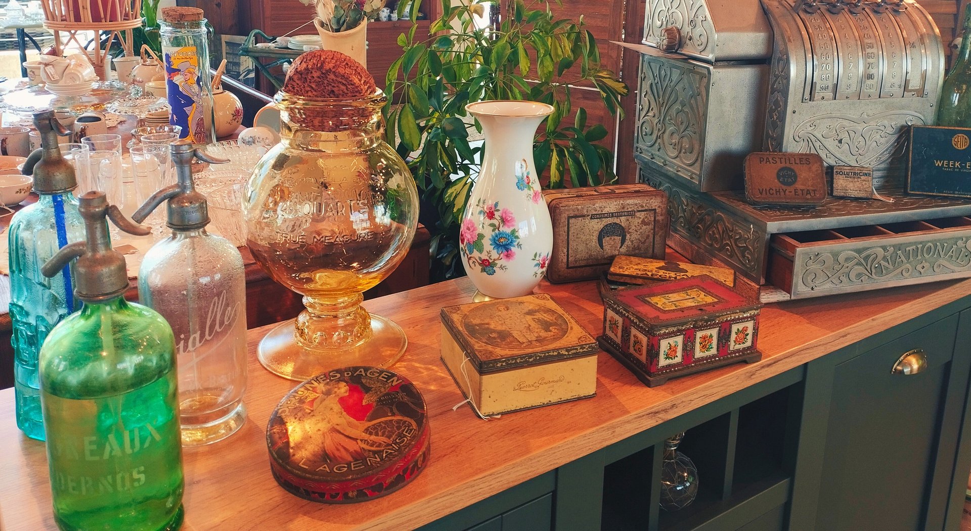 Photo d'un comptoir avec des objets décoratifs