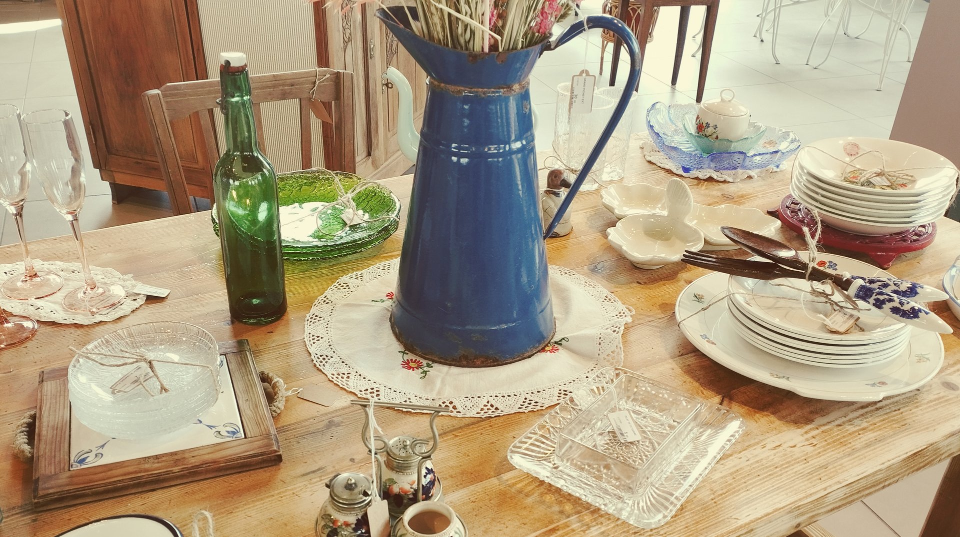 table avec divers assiettes, plats et pichets