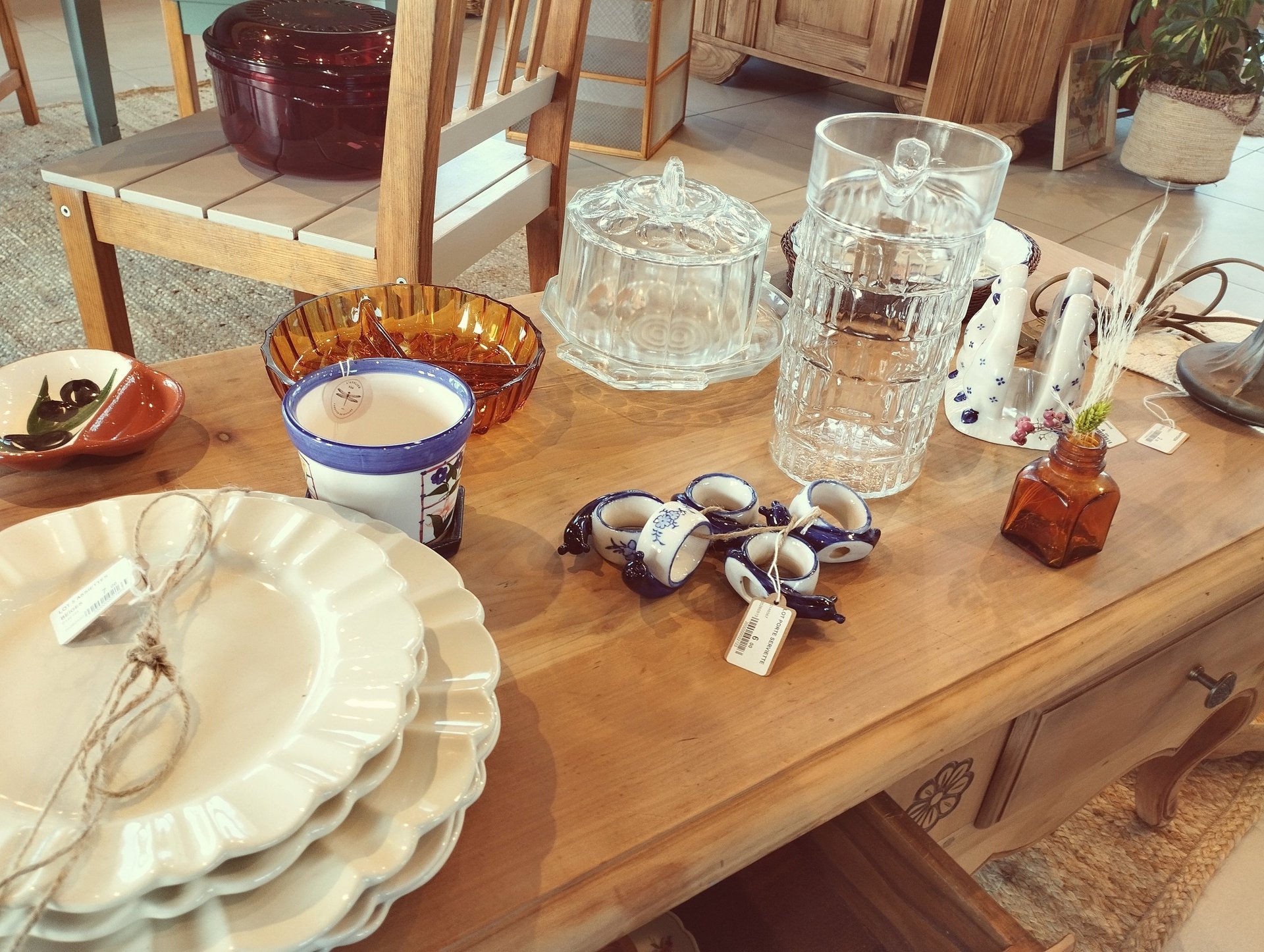 table avec divers lot d'assiettes de tailles et couleurs différentes