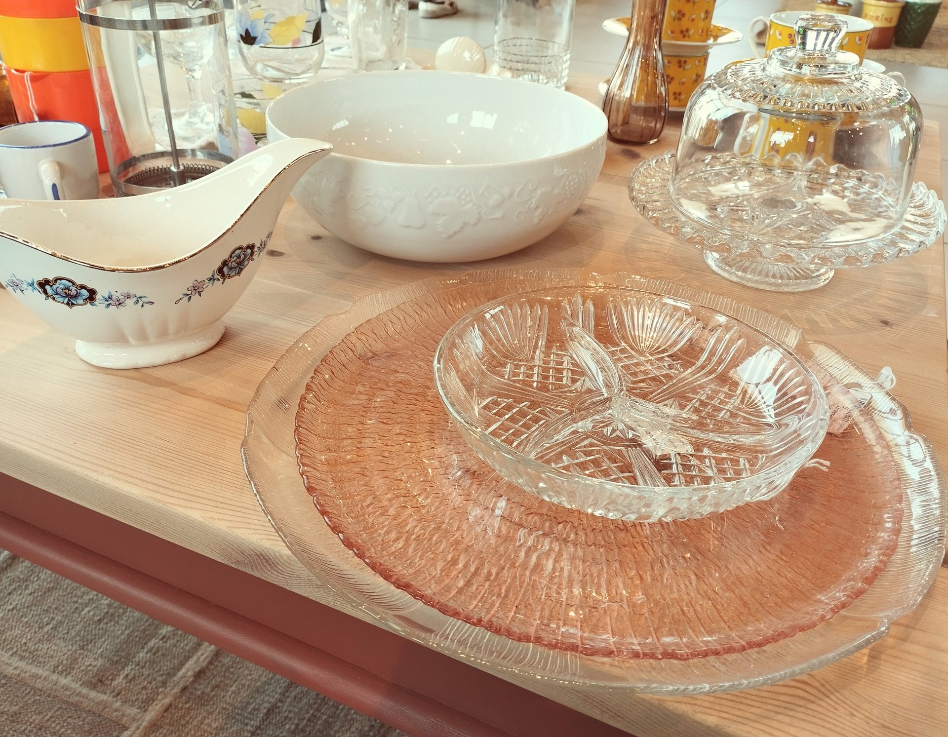plats de service en verre et en céramique