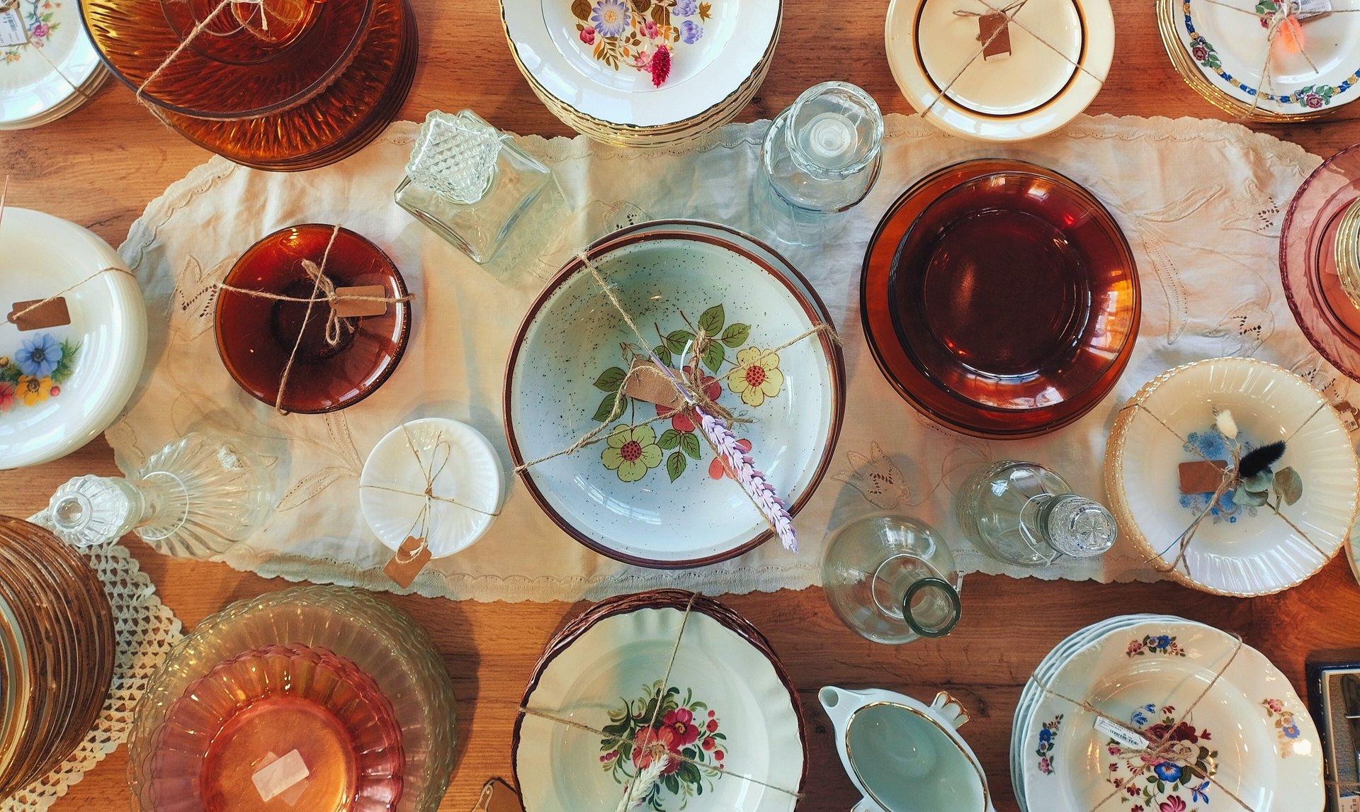 table avec divers lot d'assiettes de tailles et couleurs différentes