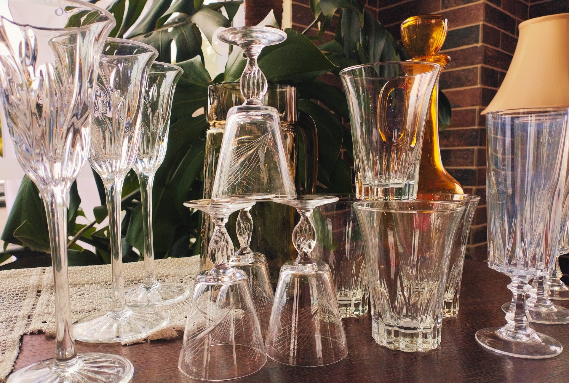 divers verres de table, apéritif ou digestif
