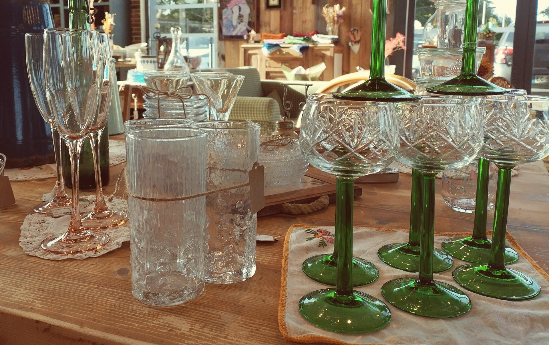 divers verres de table, apéritif ou digestif