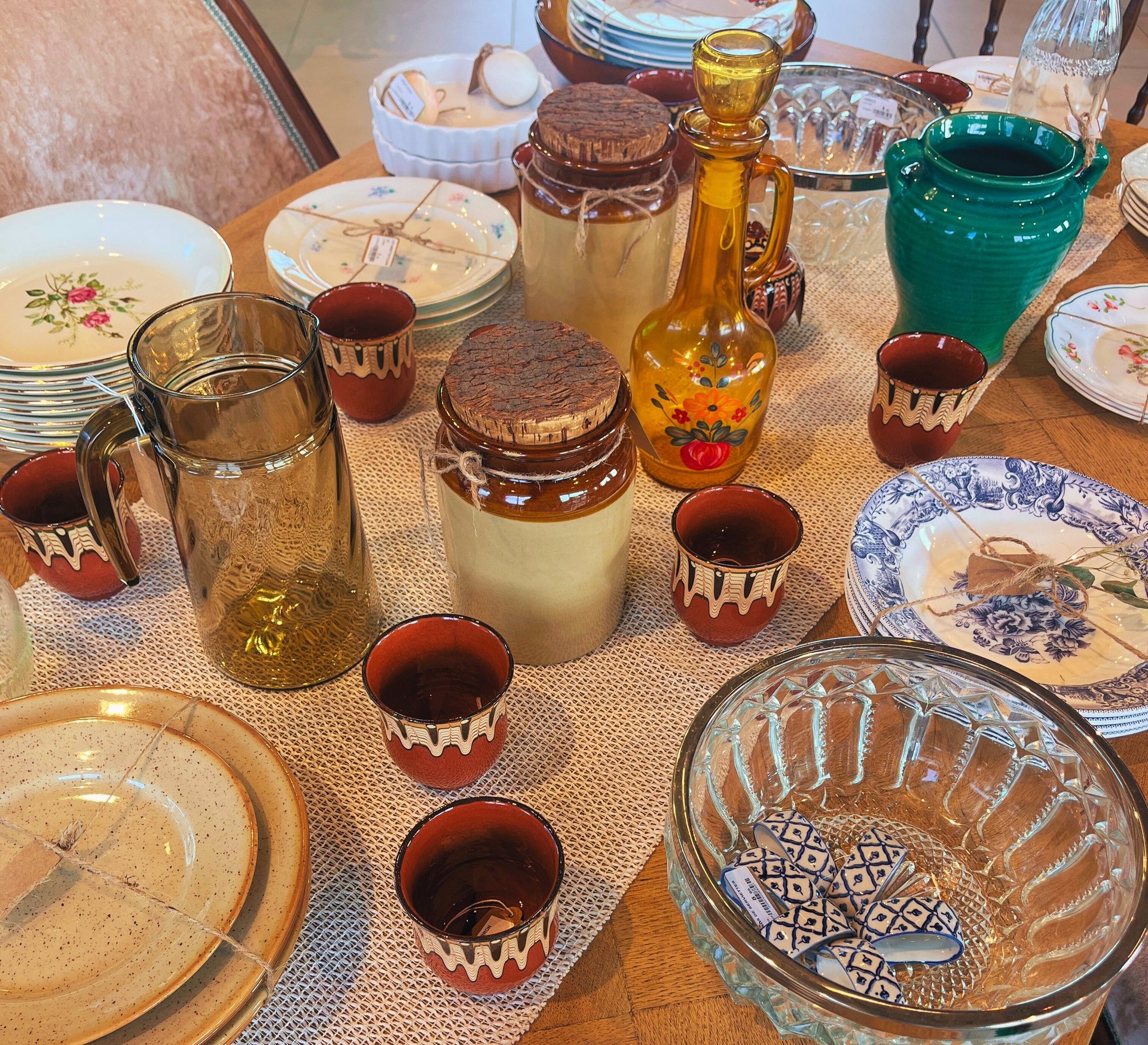 table avec divers assiettes, plats et pichets