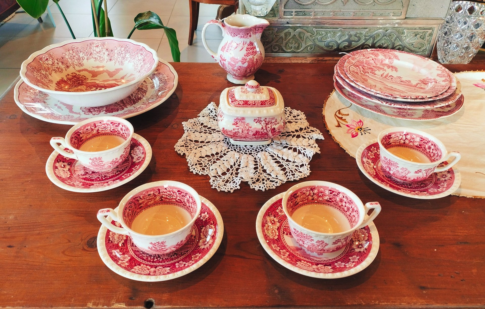 Service à thé en céramique avec motif rouge