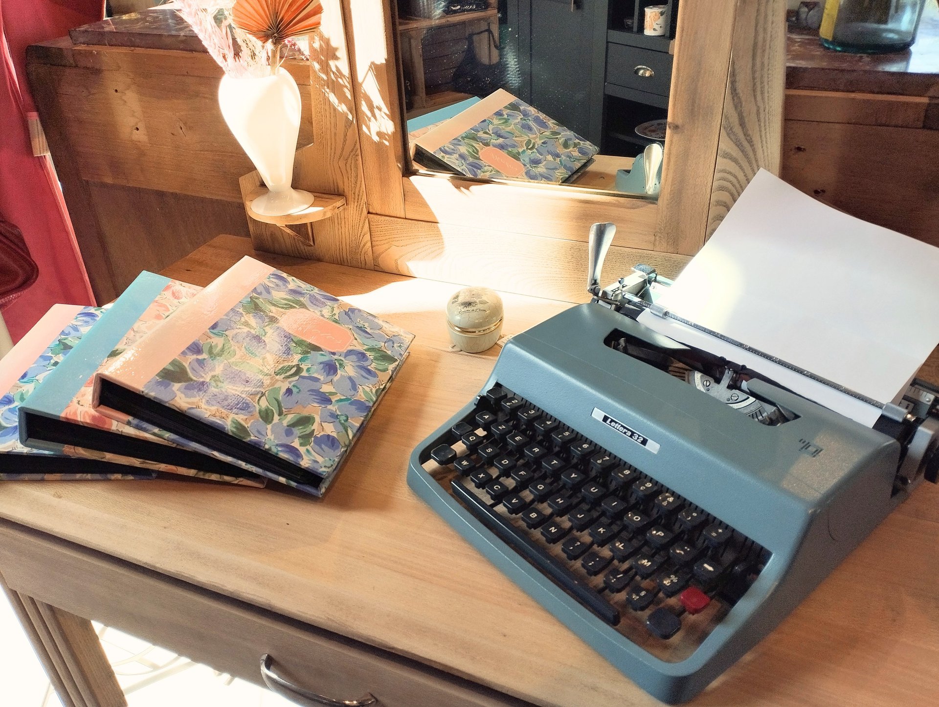 Photo d'un comptoir avec des objets décoratifs