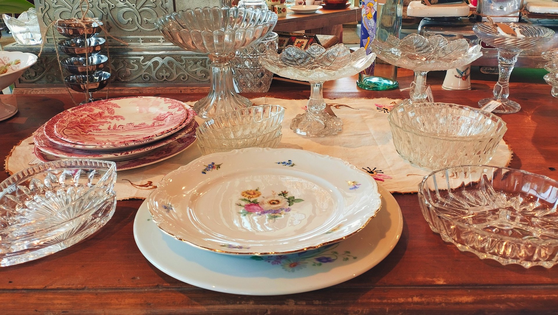 plats de service en verre et en céramique