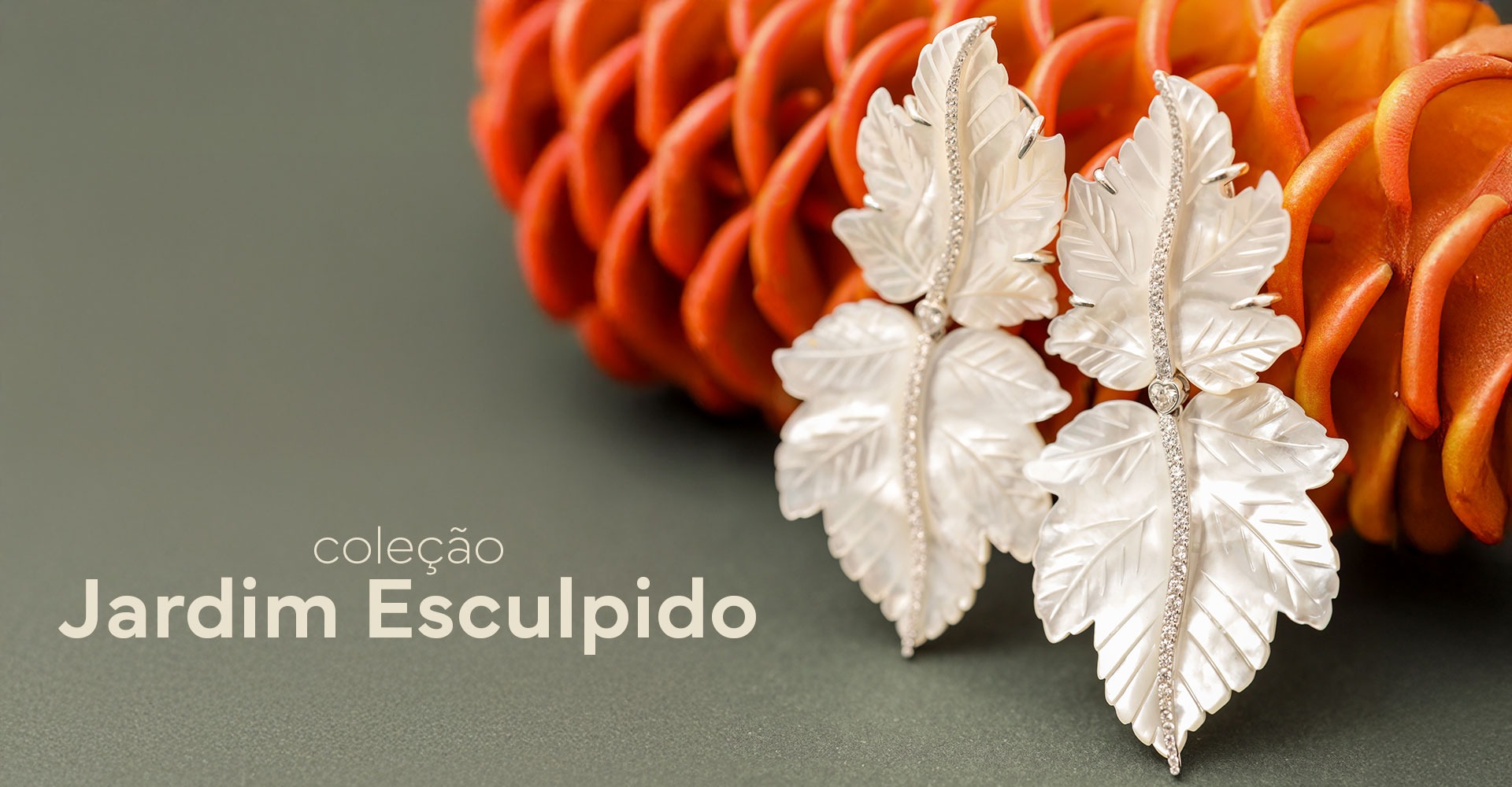Joia em prata 925 com pedra natural esculpida a mão carved handmade e cravação zircõnia com madrepérola 