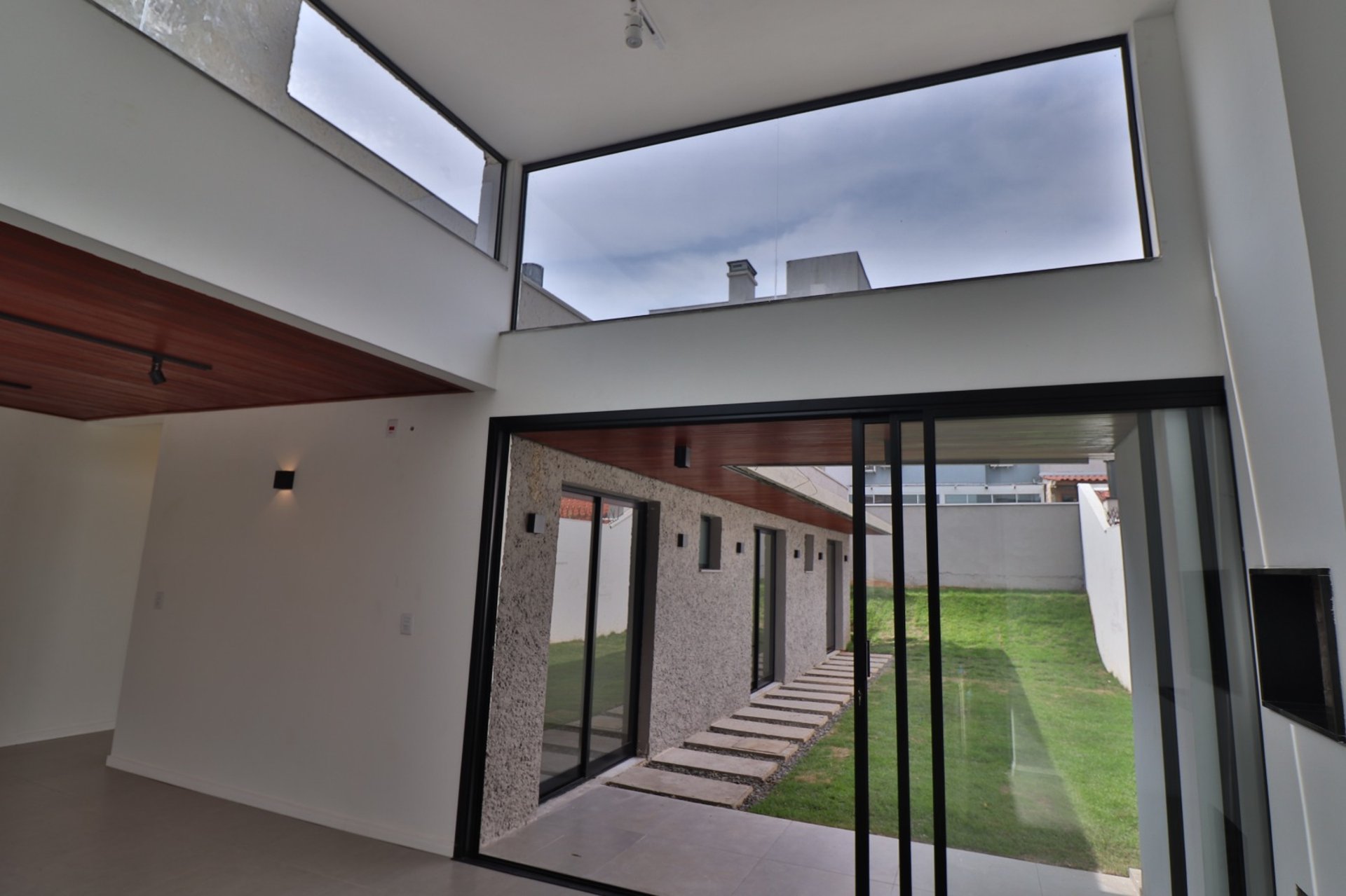 gray computer monitor