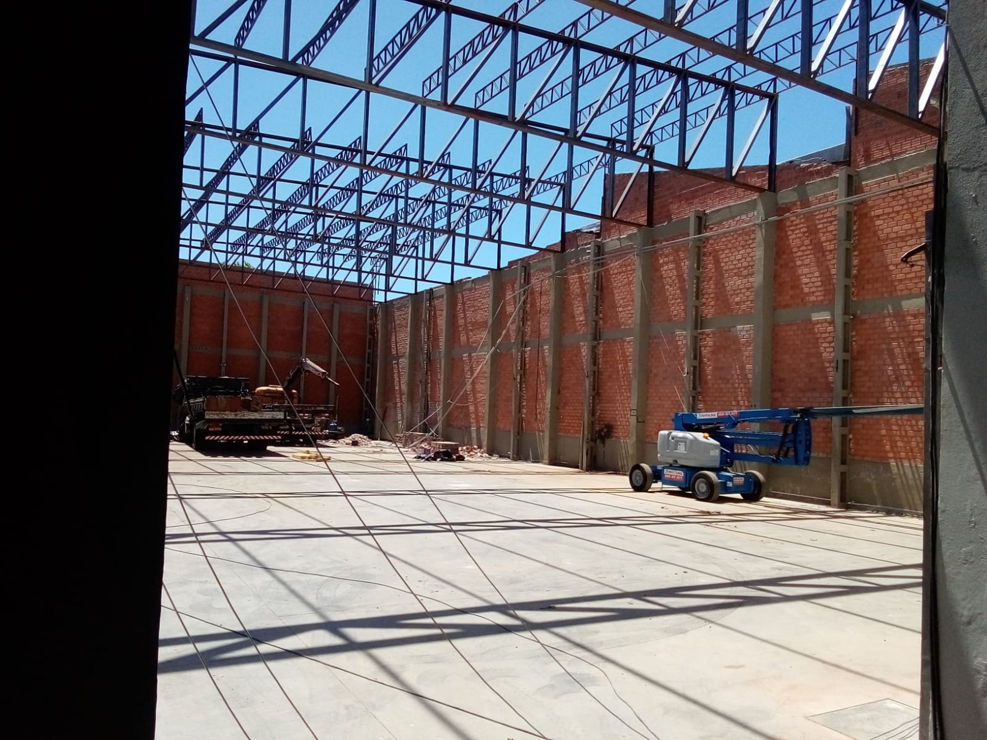 gray computer monitor