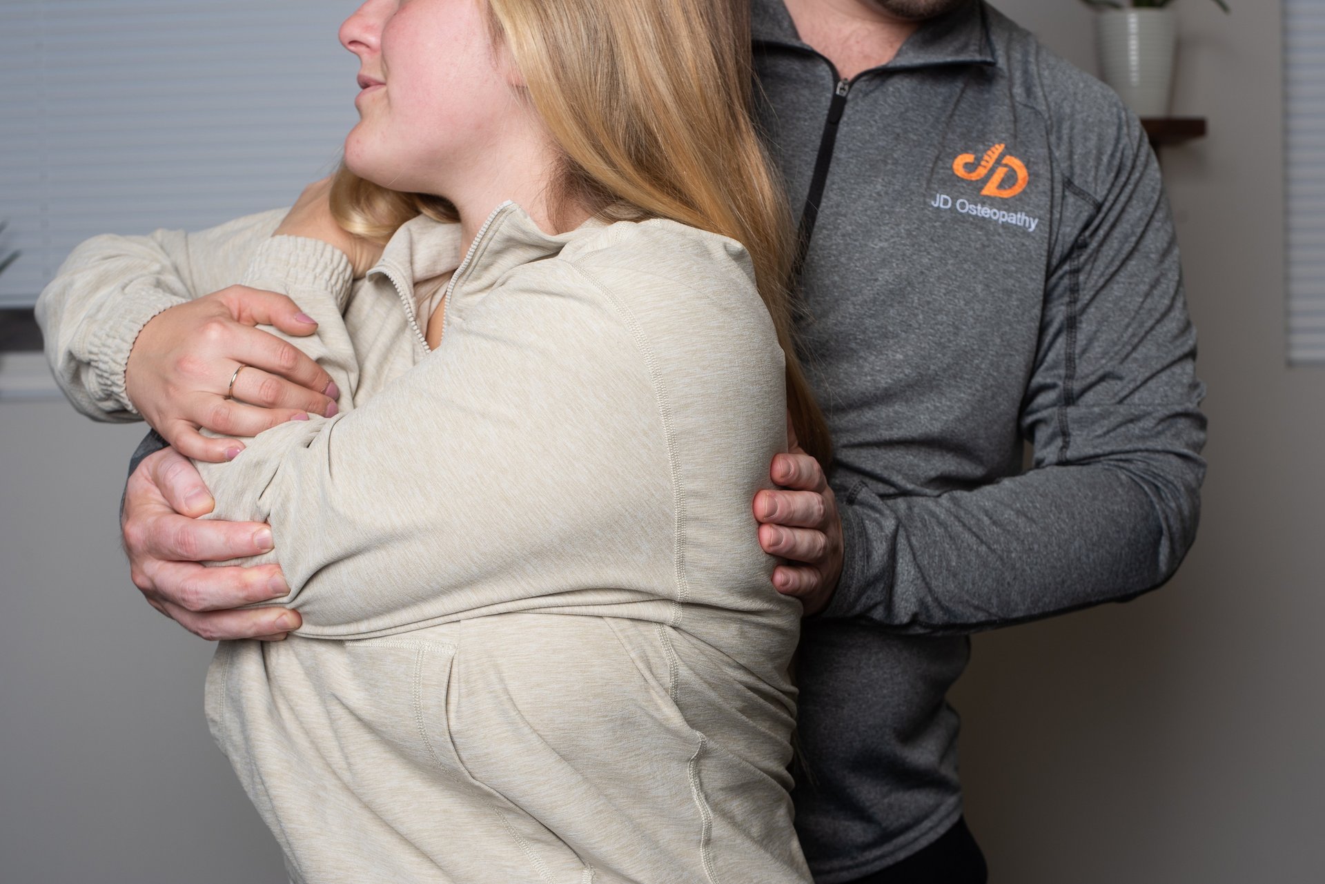 Patient getting treatment for the shoulder blade in a seated position using the elbow
