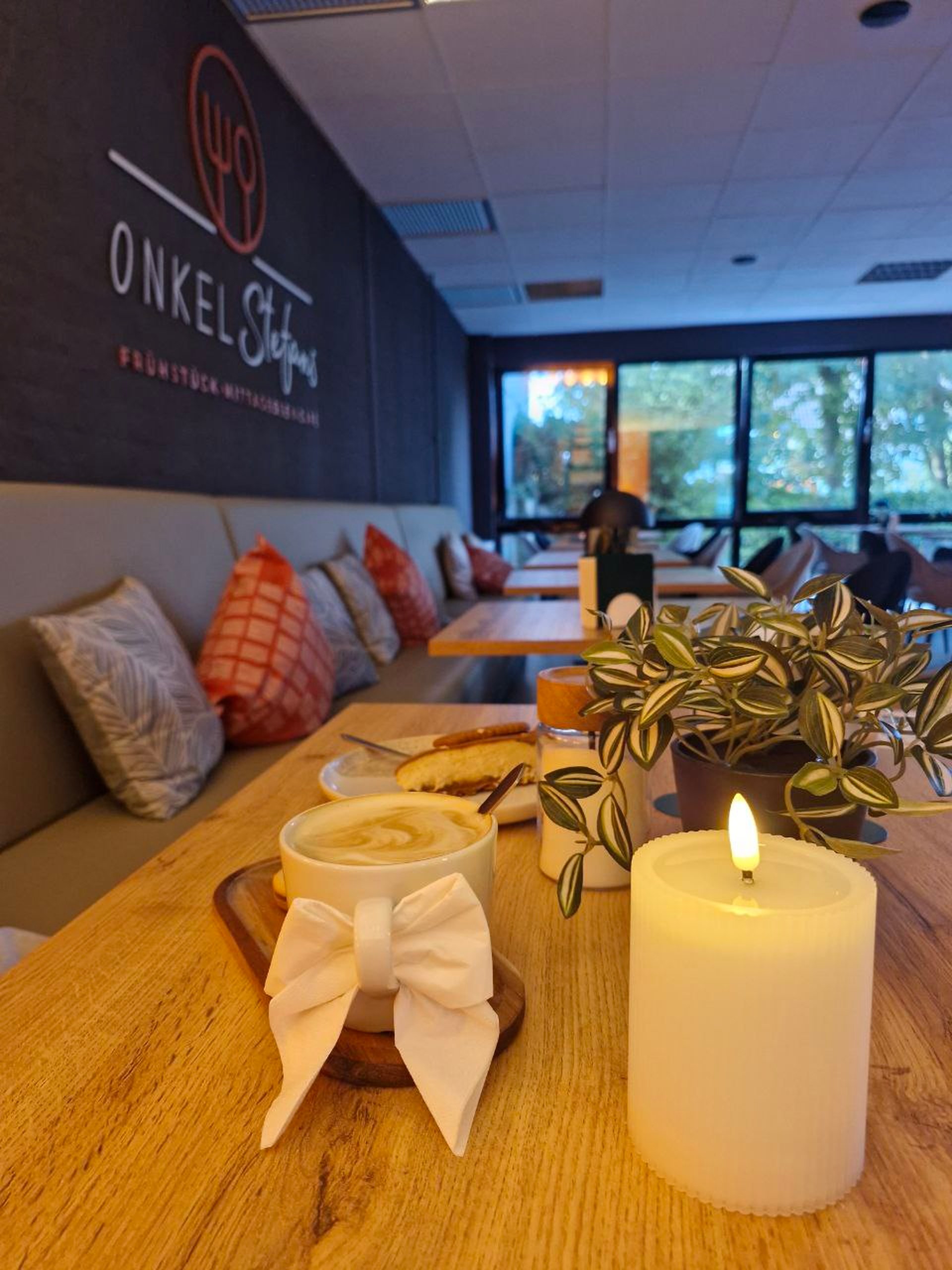 gray computer monitor