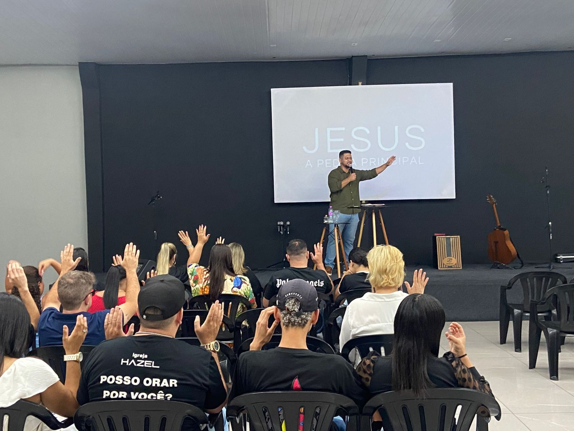 gray computer monitor