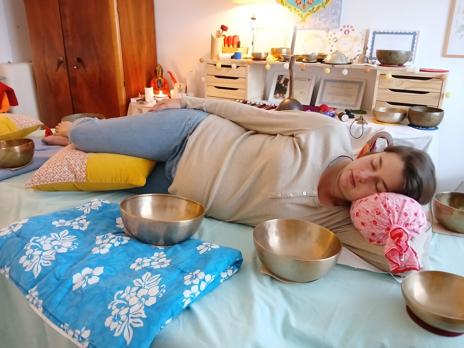 Photo d'une séance de massage sonore pour une femme enceinte