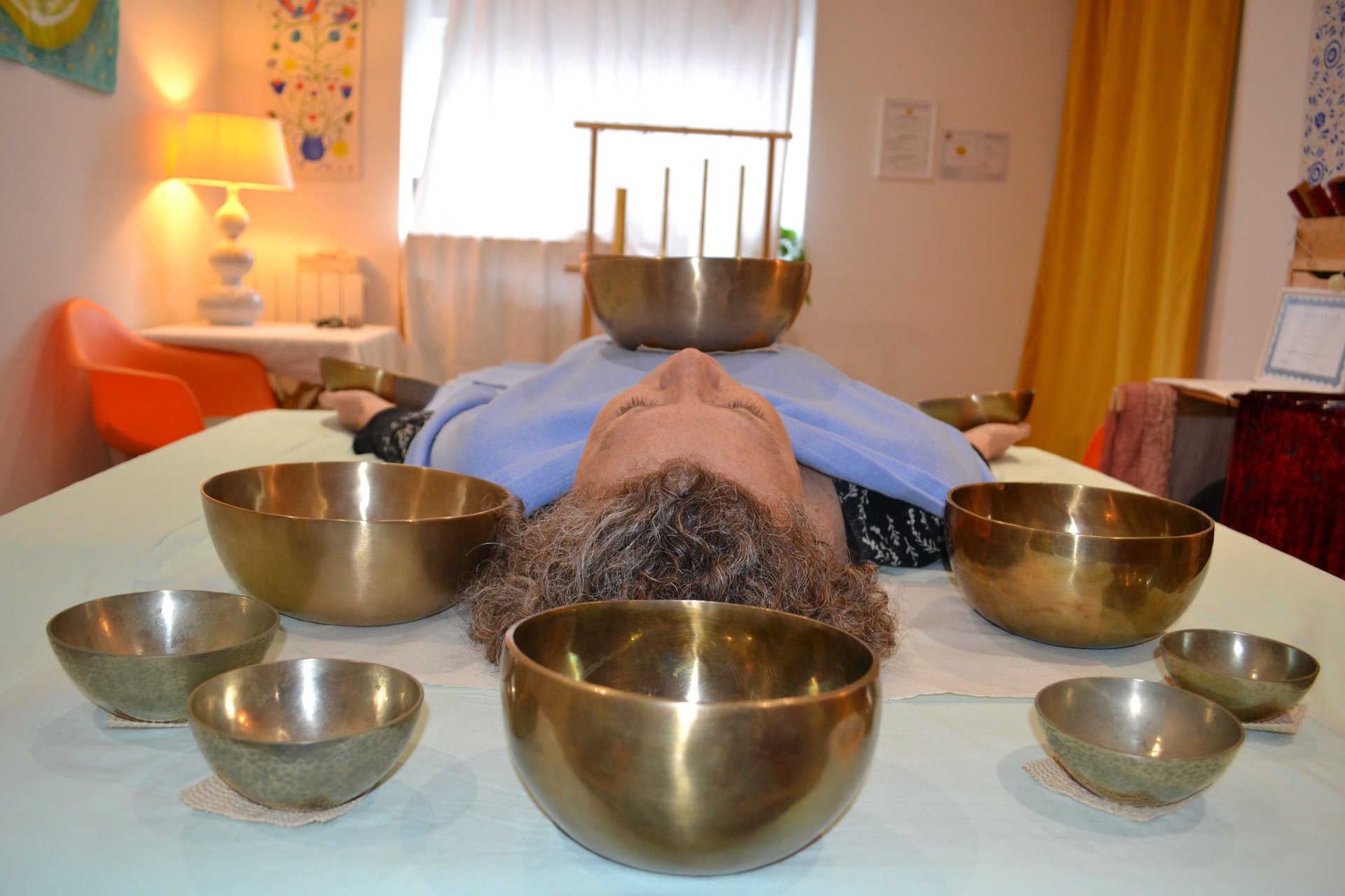 Photo prise pendant une séances de massages sonores aux bols chantants.