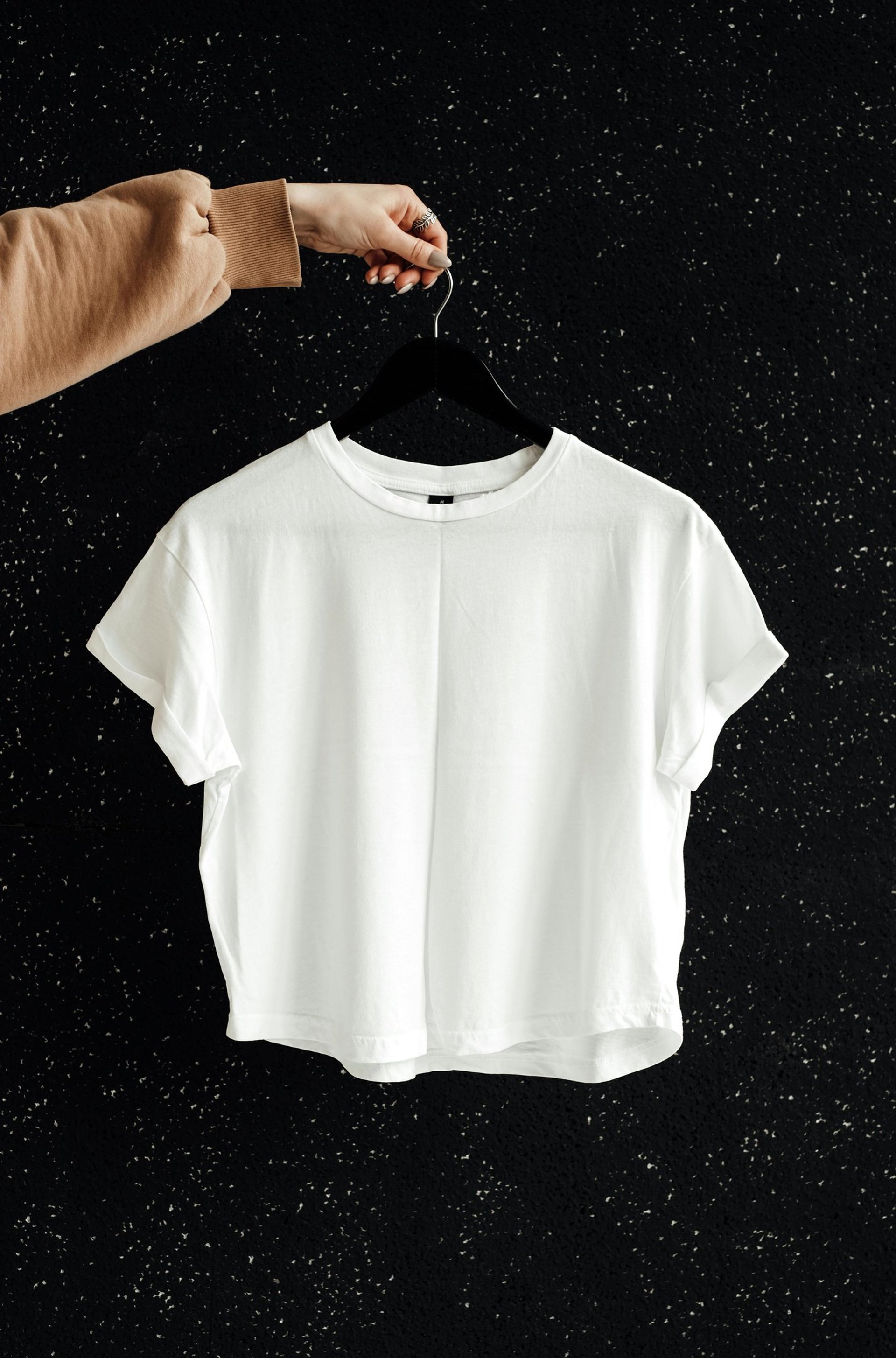 woman in white crew neck shirt wearing brown sun hat