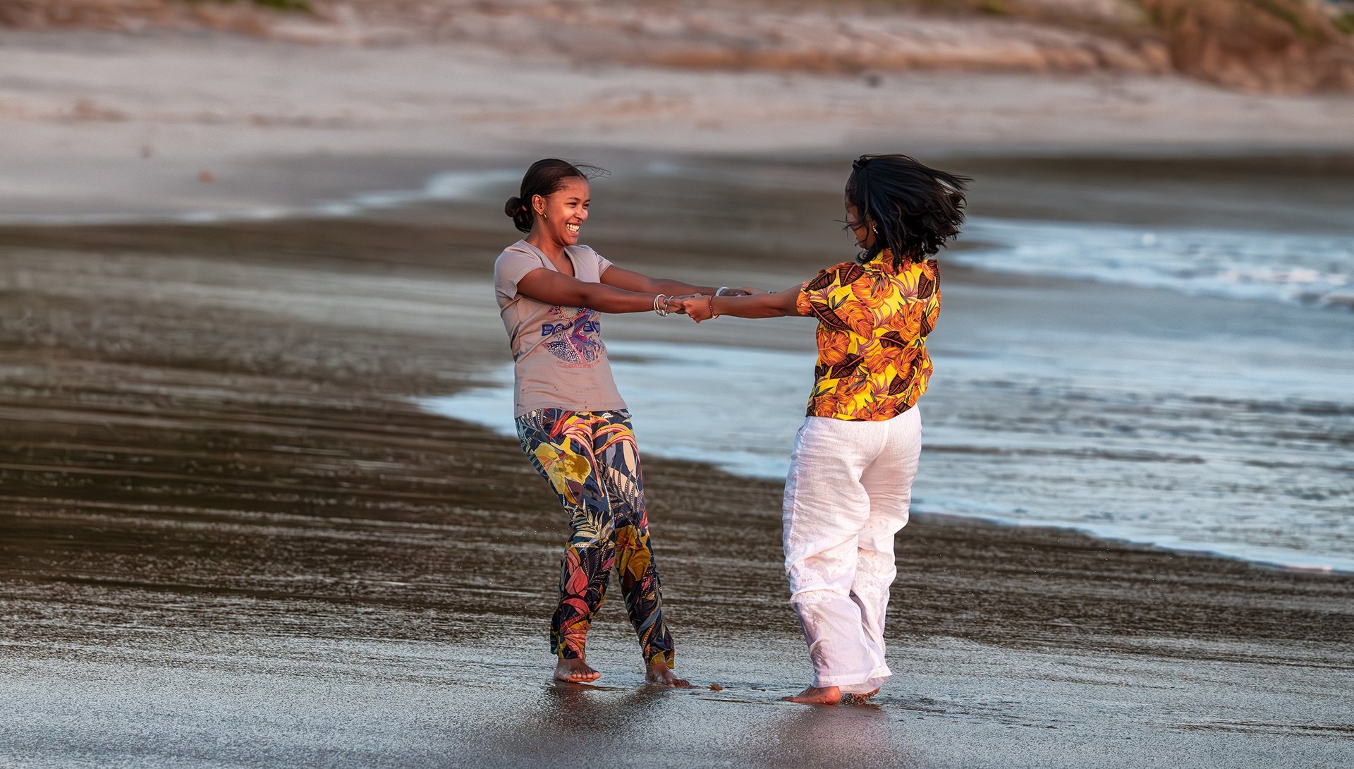 gray computer monitor