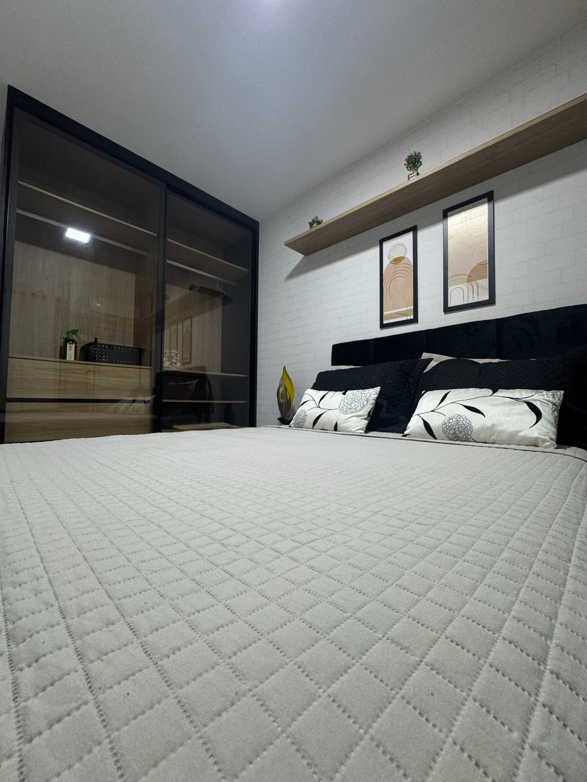 black and white bed linen