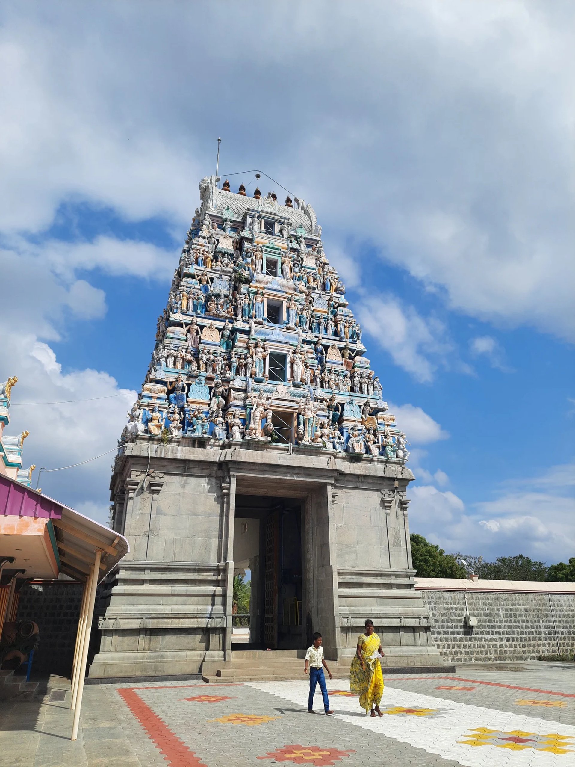 gray computer monitor