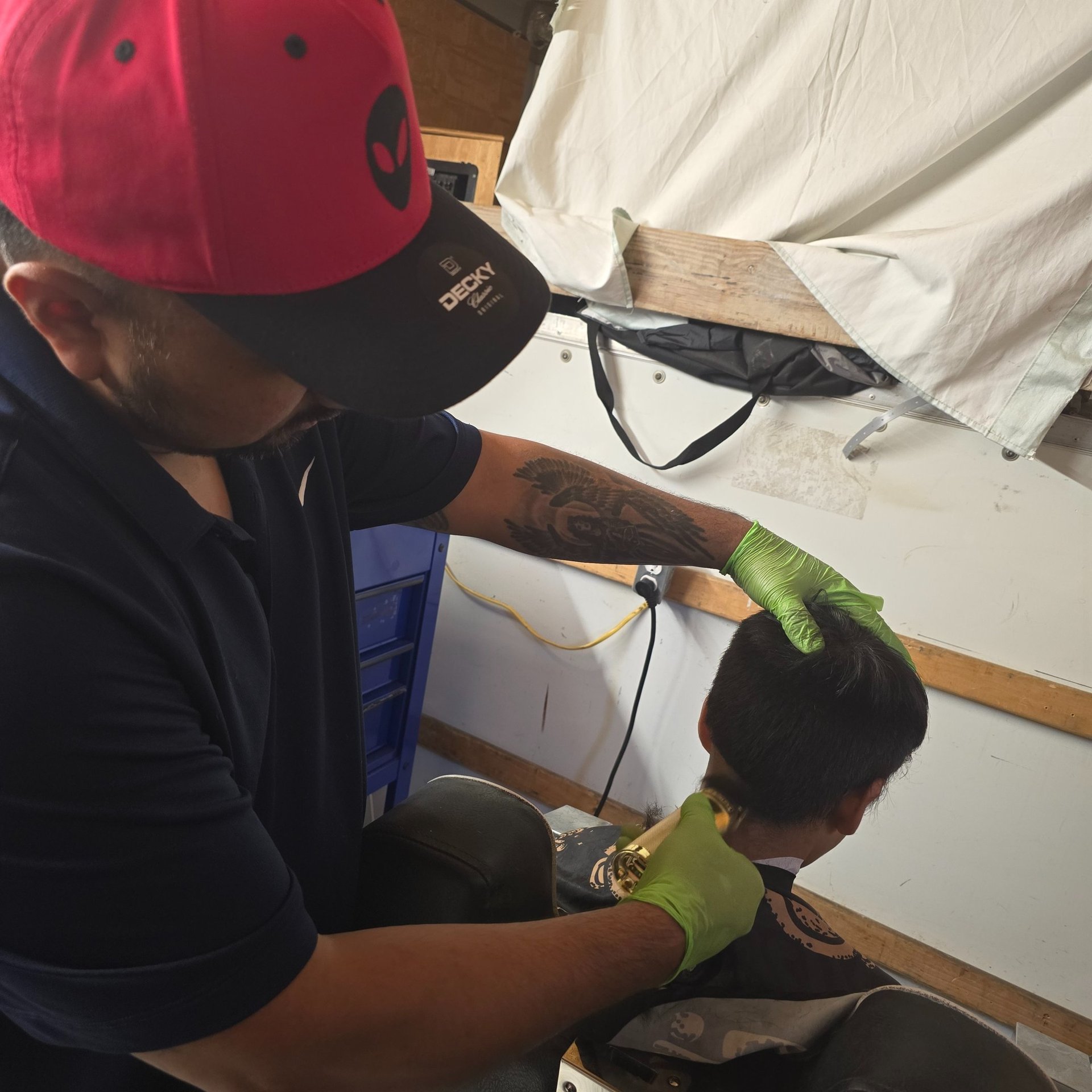 gray computer monitor