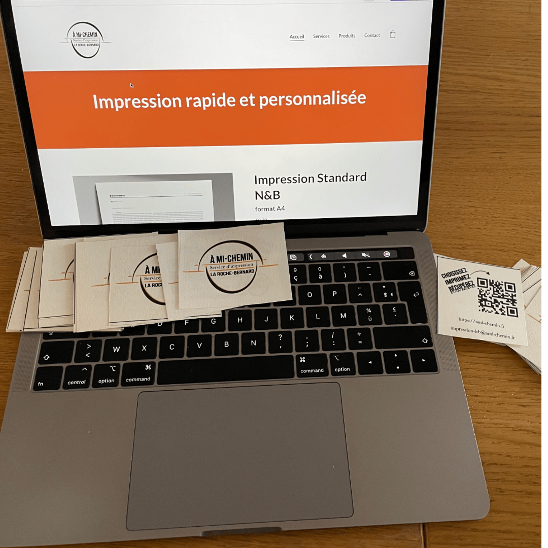 gray computer monitor