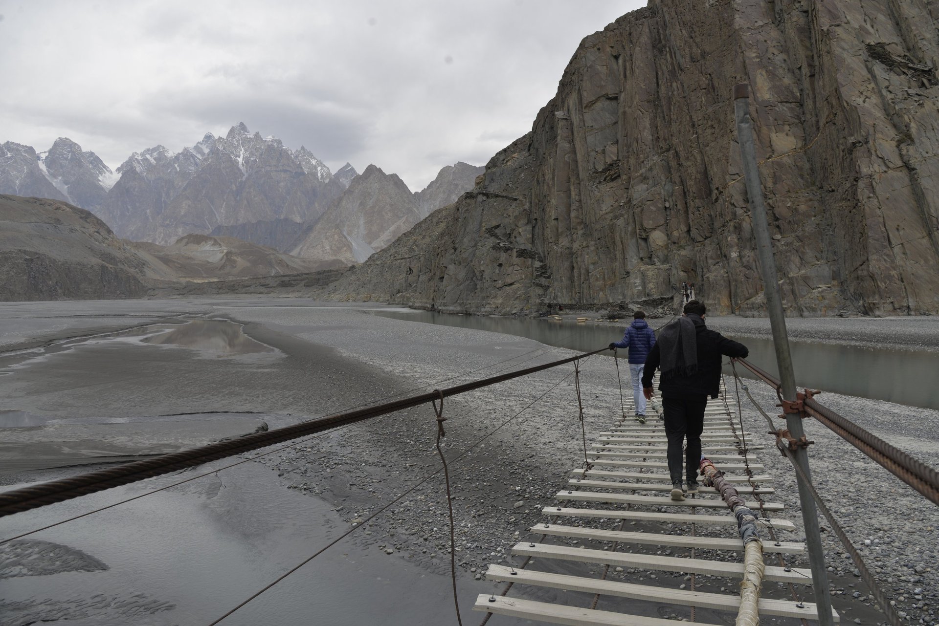 black and white bed linen