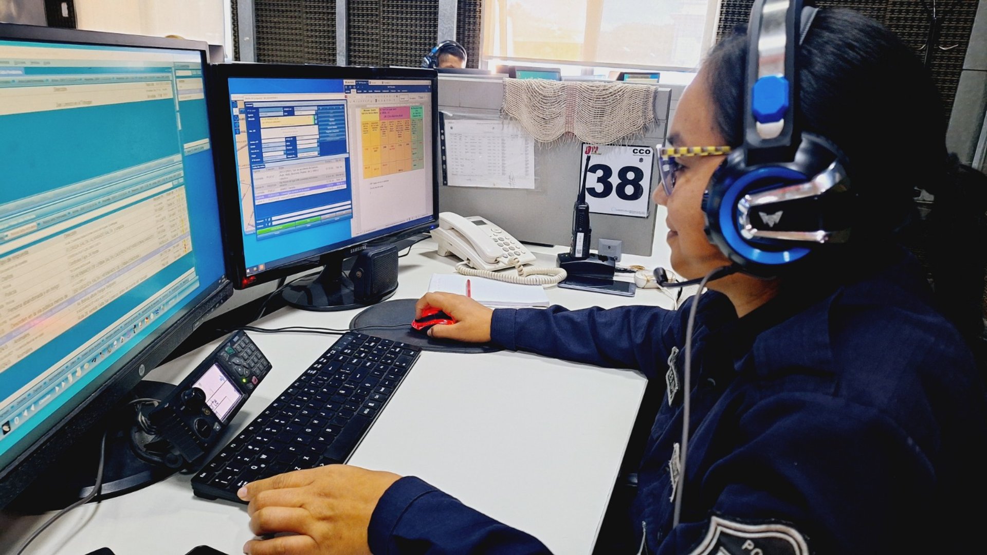 gray computer monitor