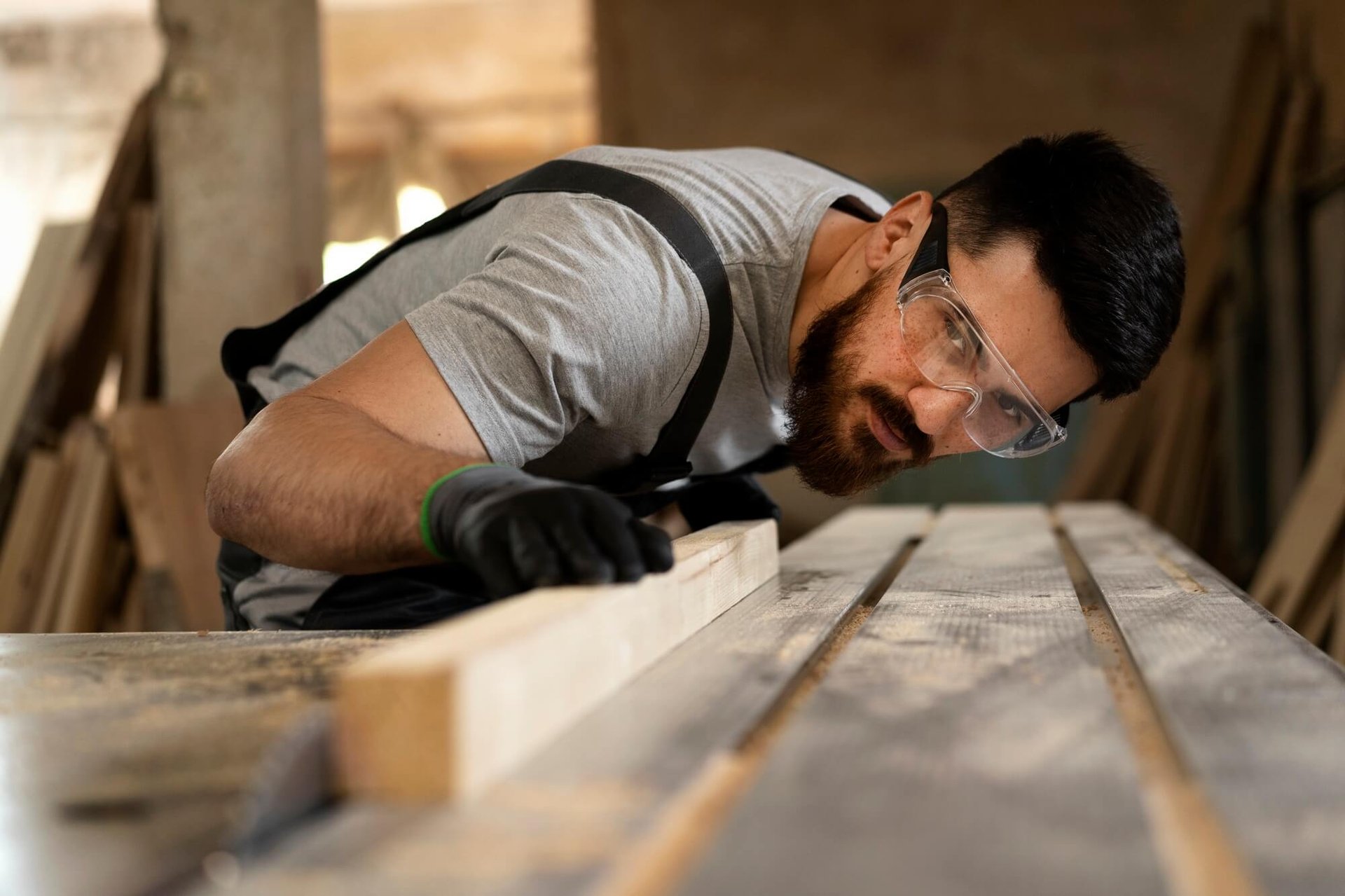Un homme coupant du bois sur une machine