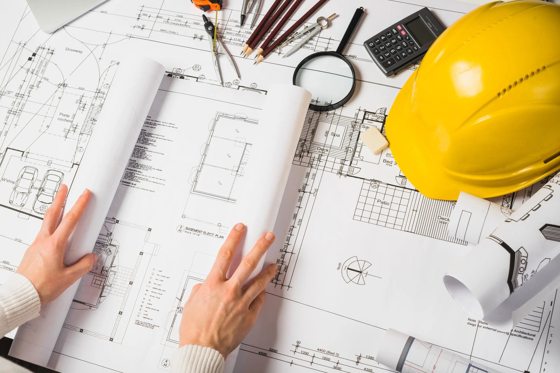 Gros plan sur des plans d'architecte