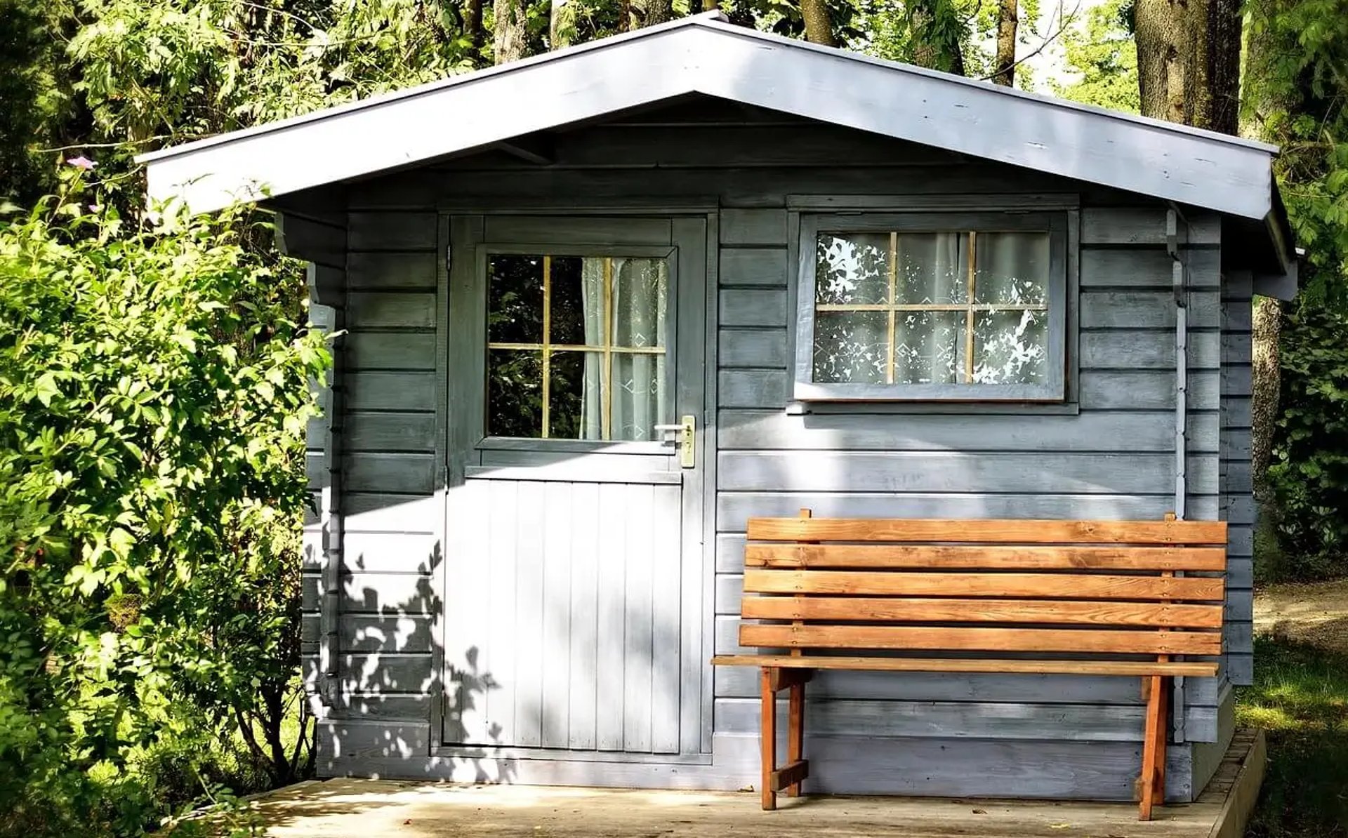 Abri de jardin avec banc en bois