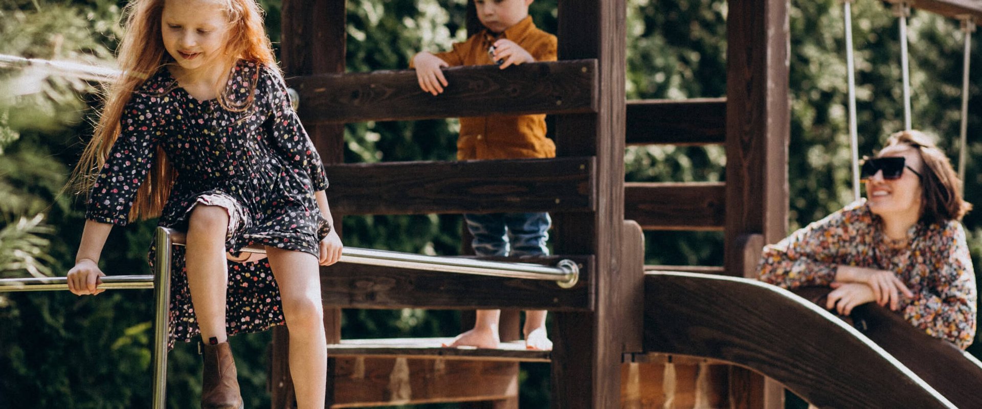 enfant jouant sur une cabane en bois