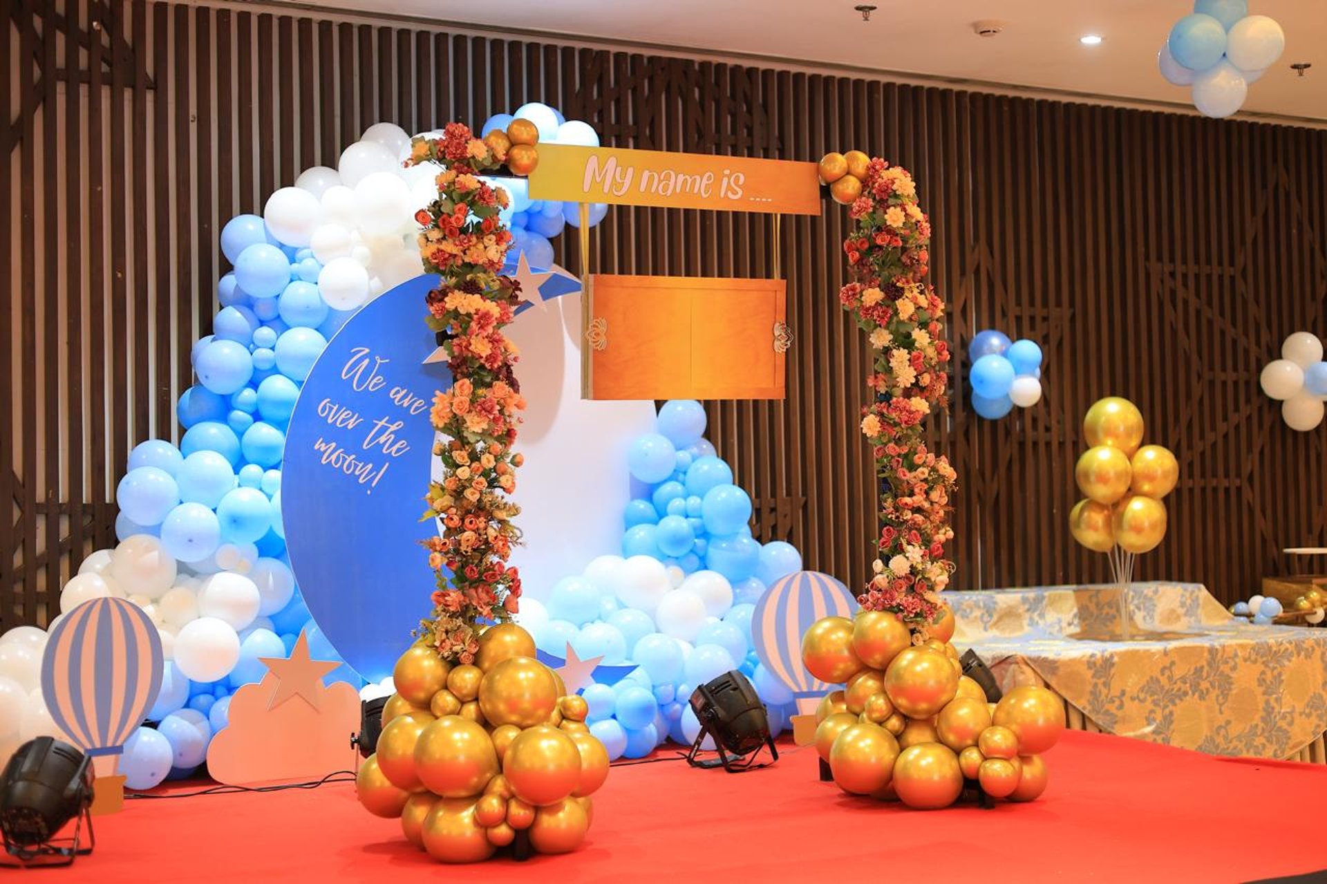 gray computer monitor