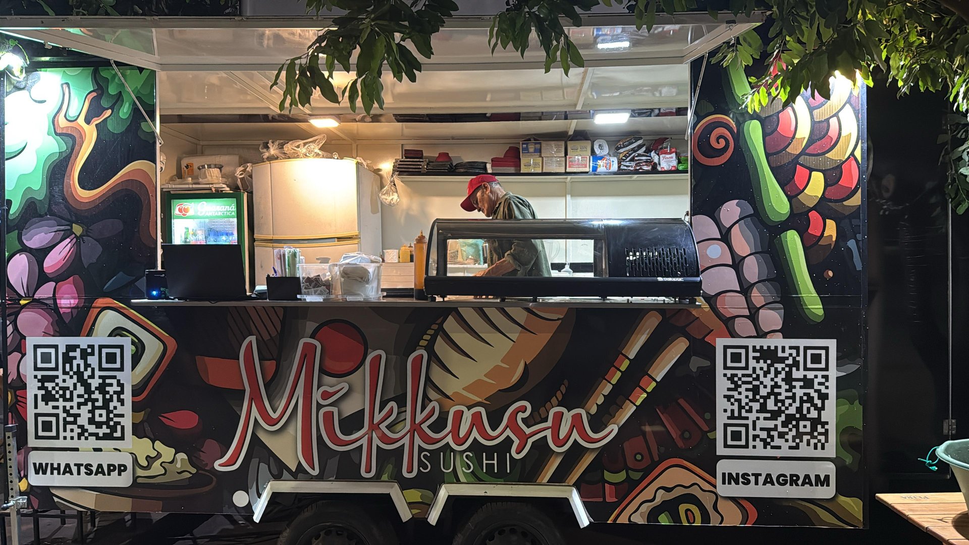 gray computer monitor