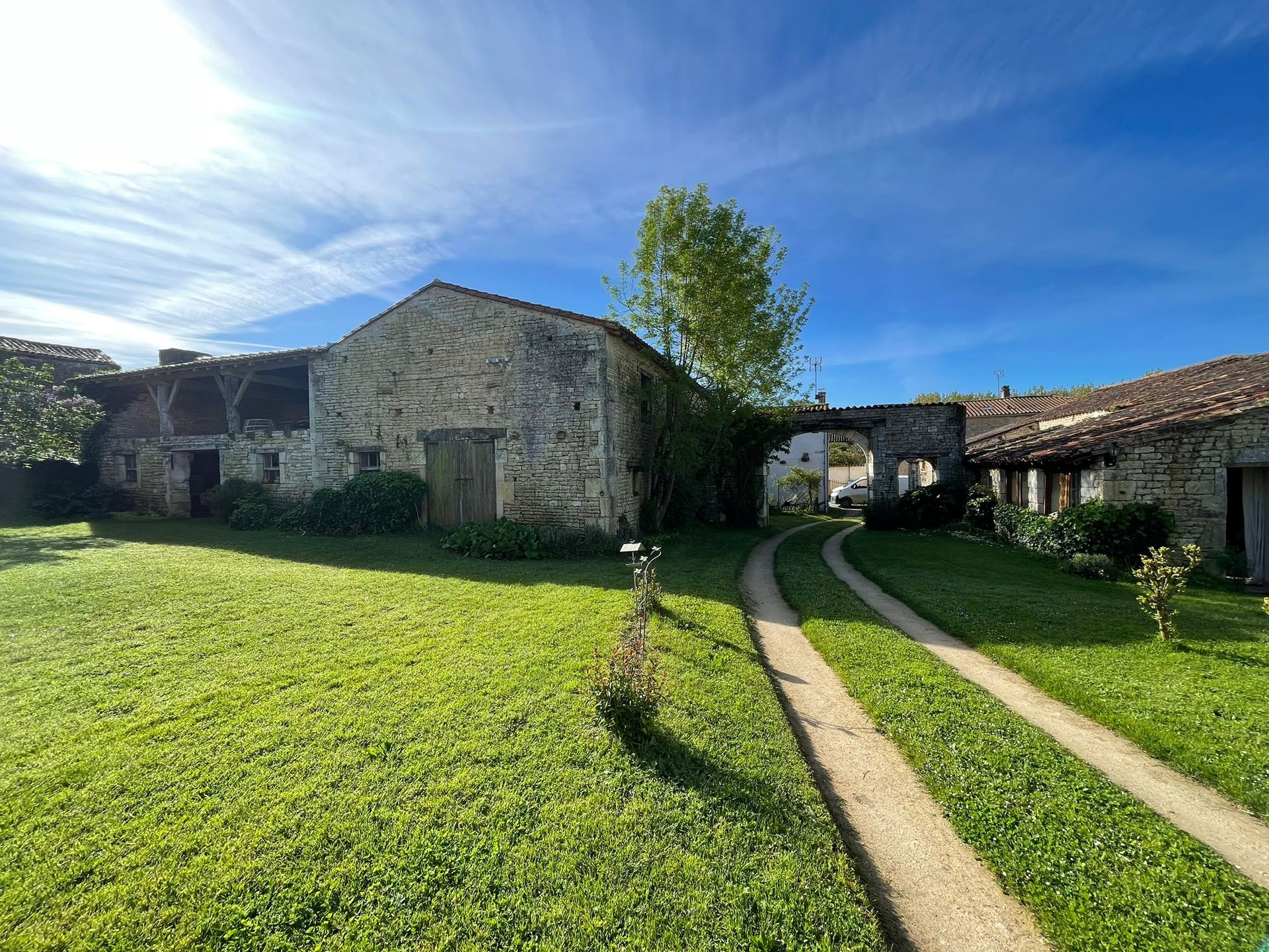 dépendance de la ferme et petit chemin