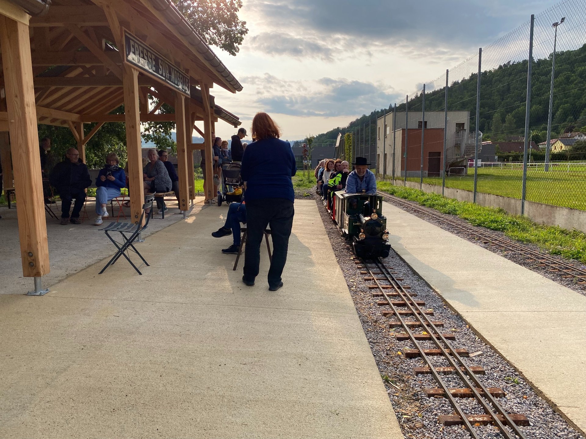 black and brown leather padded tub sofa