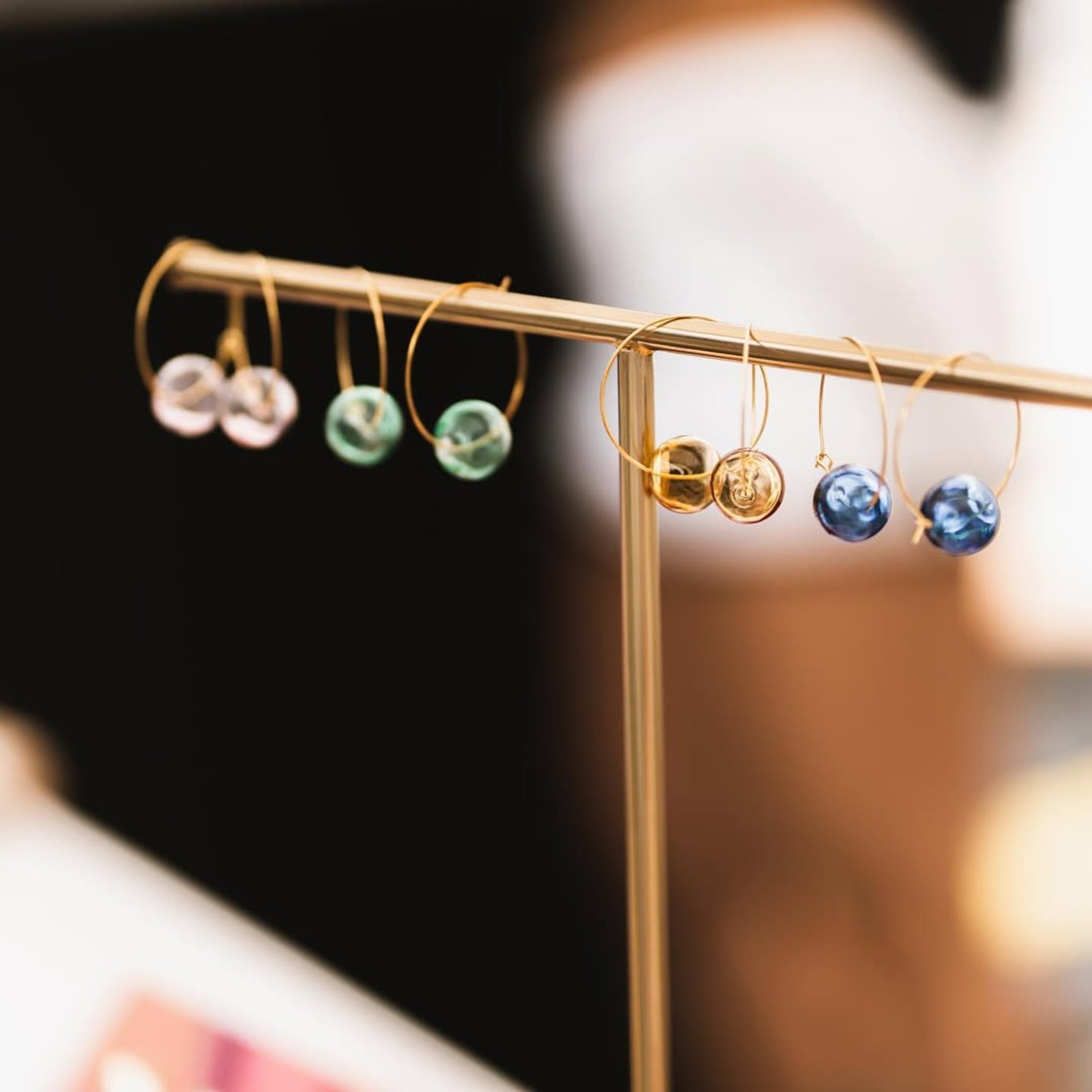 gray computer monitor