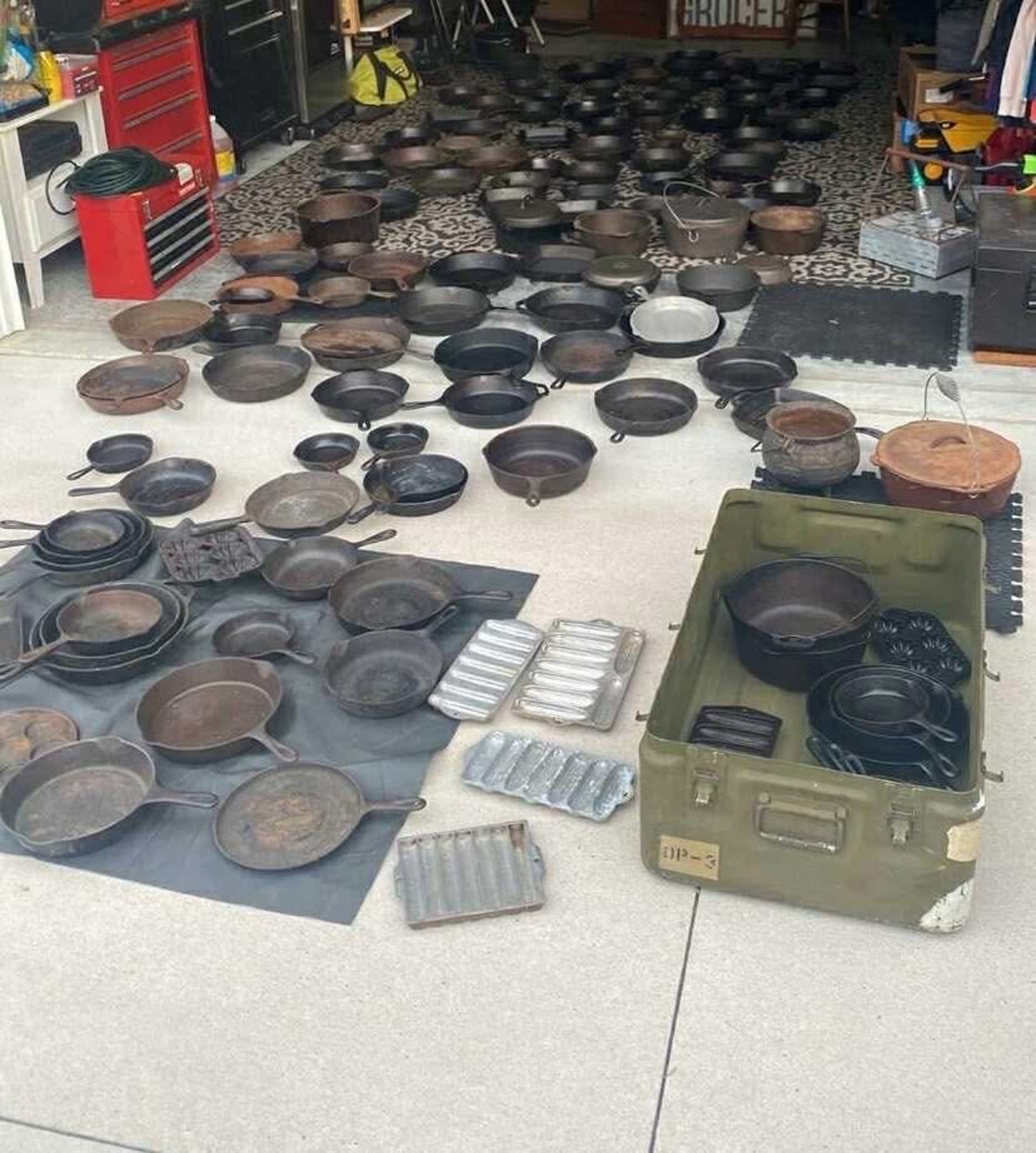 gray computer monitor