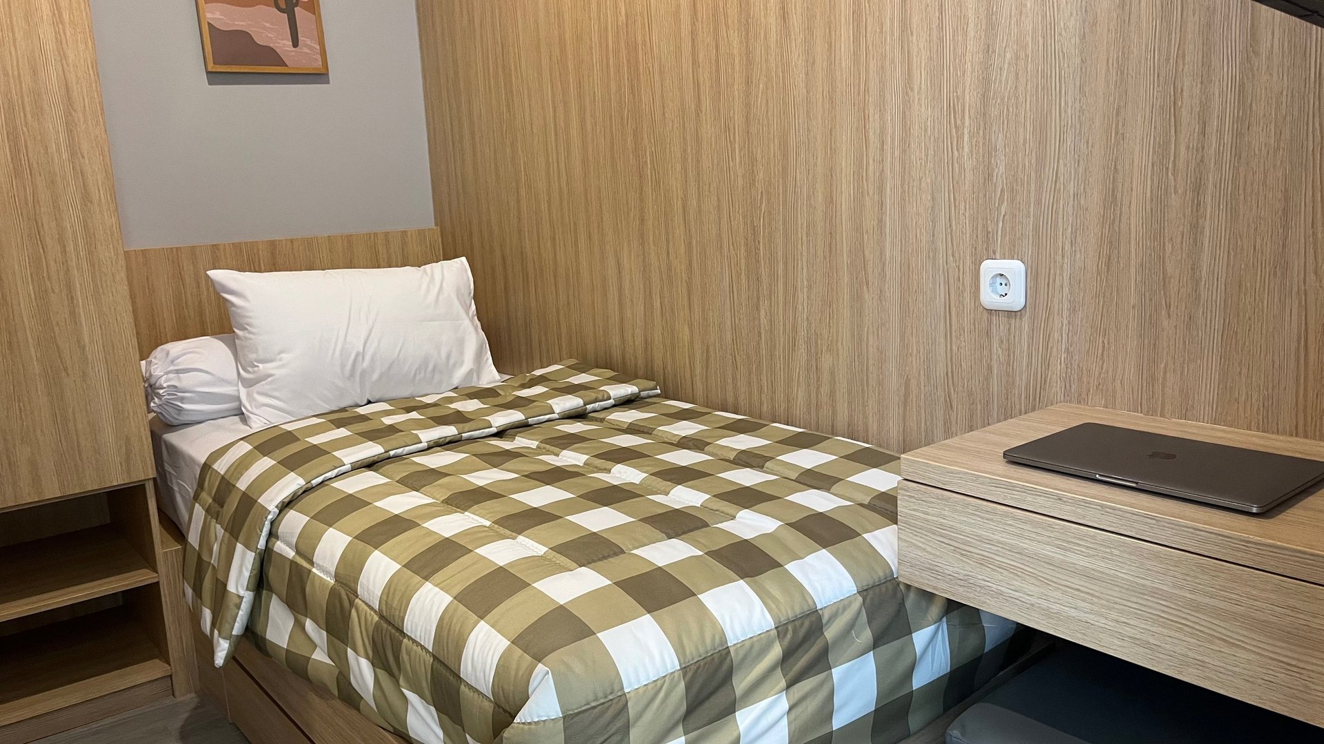 Kamar kos eksklusif Kos Si Bos Surabaya dengan single bed, meja belajar, lemari kayu, dan suasana modern minimalis