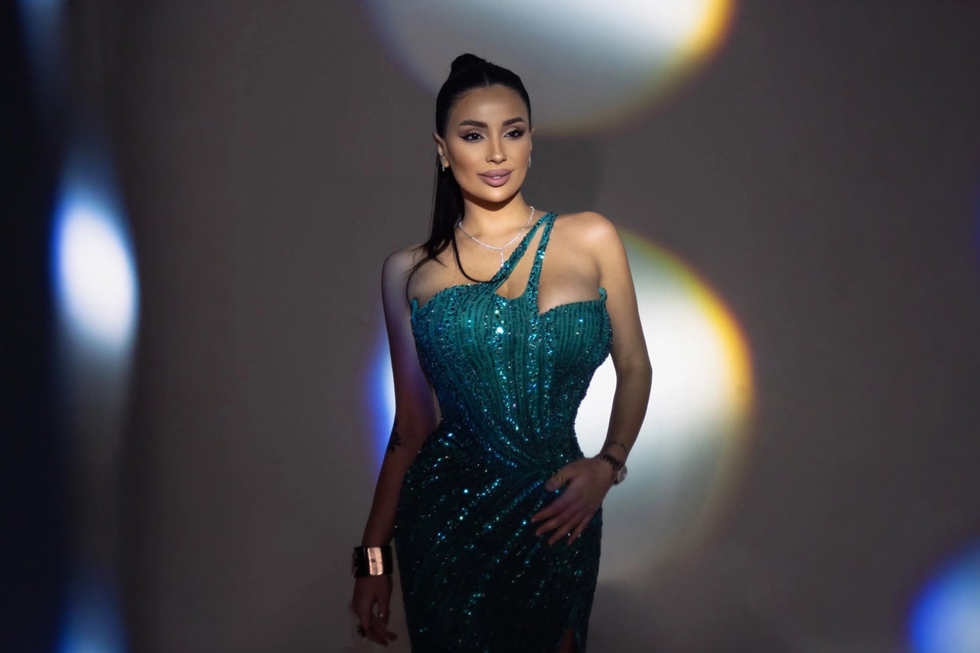 gray computer monitor