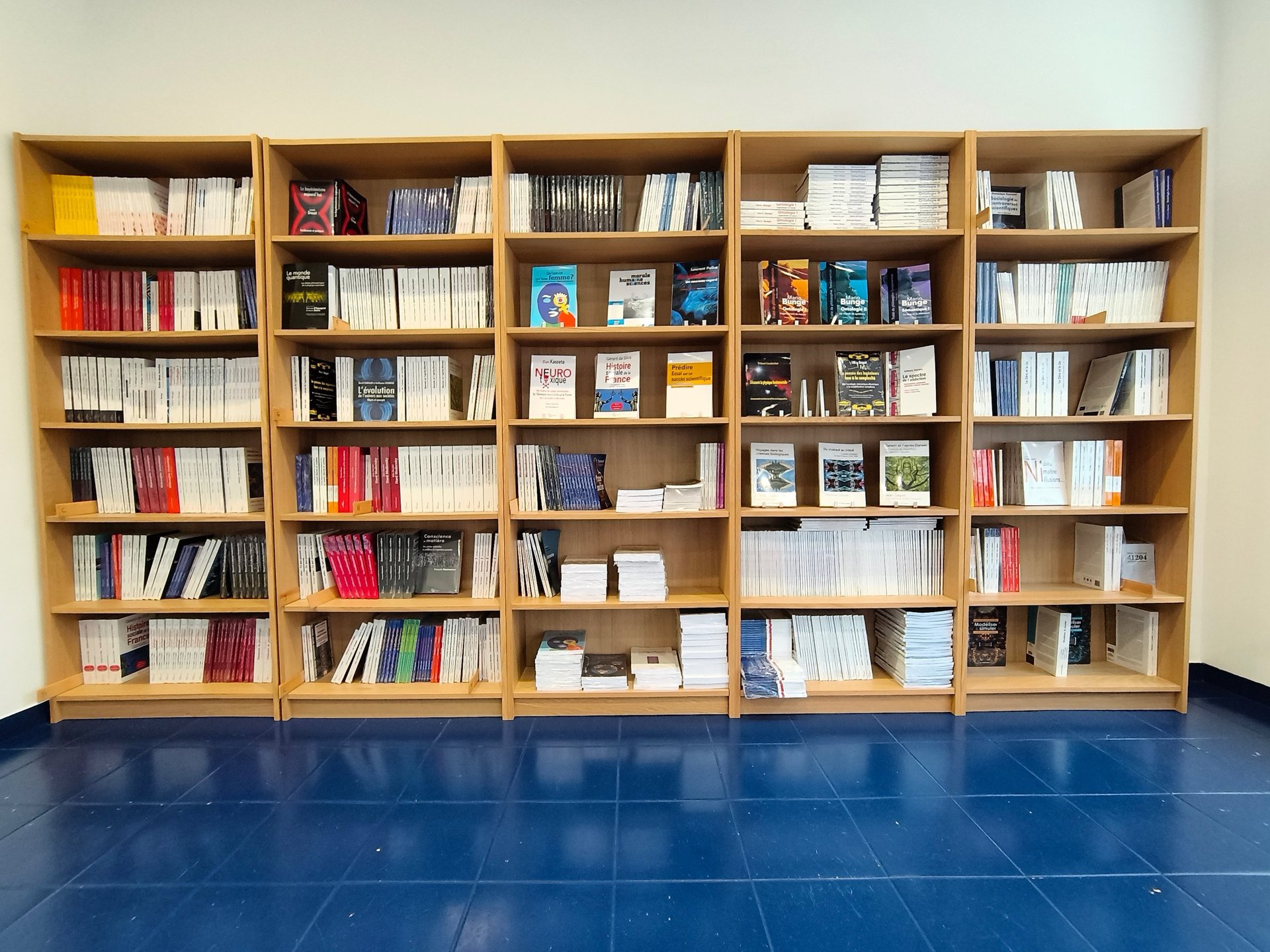 gray computer monitor