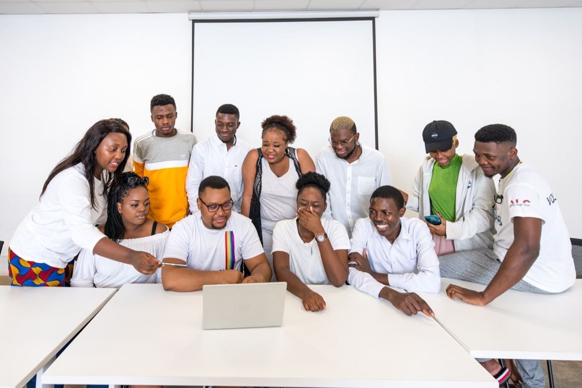 gray computer monitor